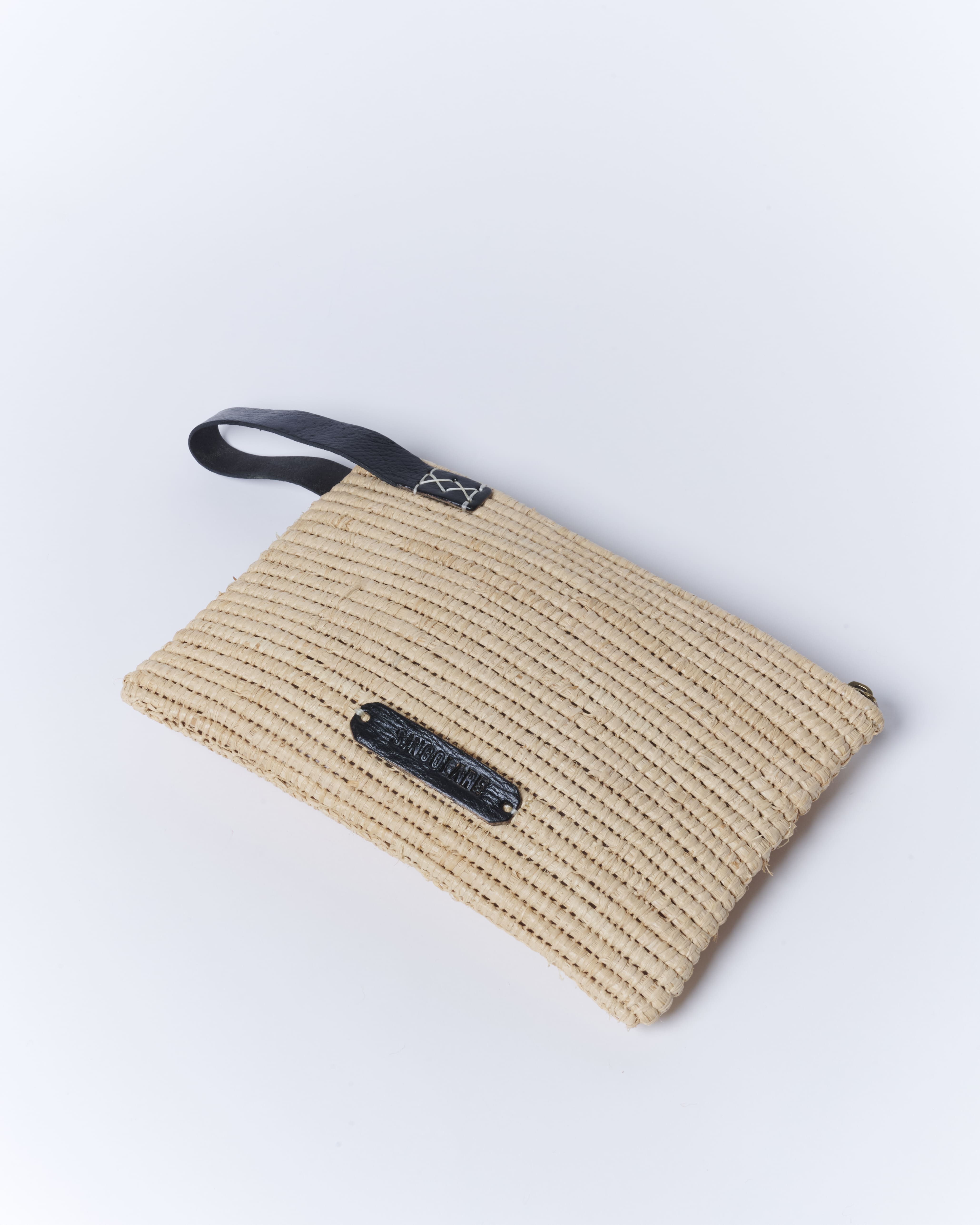 Clutch negra de accesorios AV-2025-607, bolso compacto con textura elegante y cierre metálico brillante en imagen.