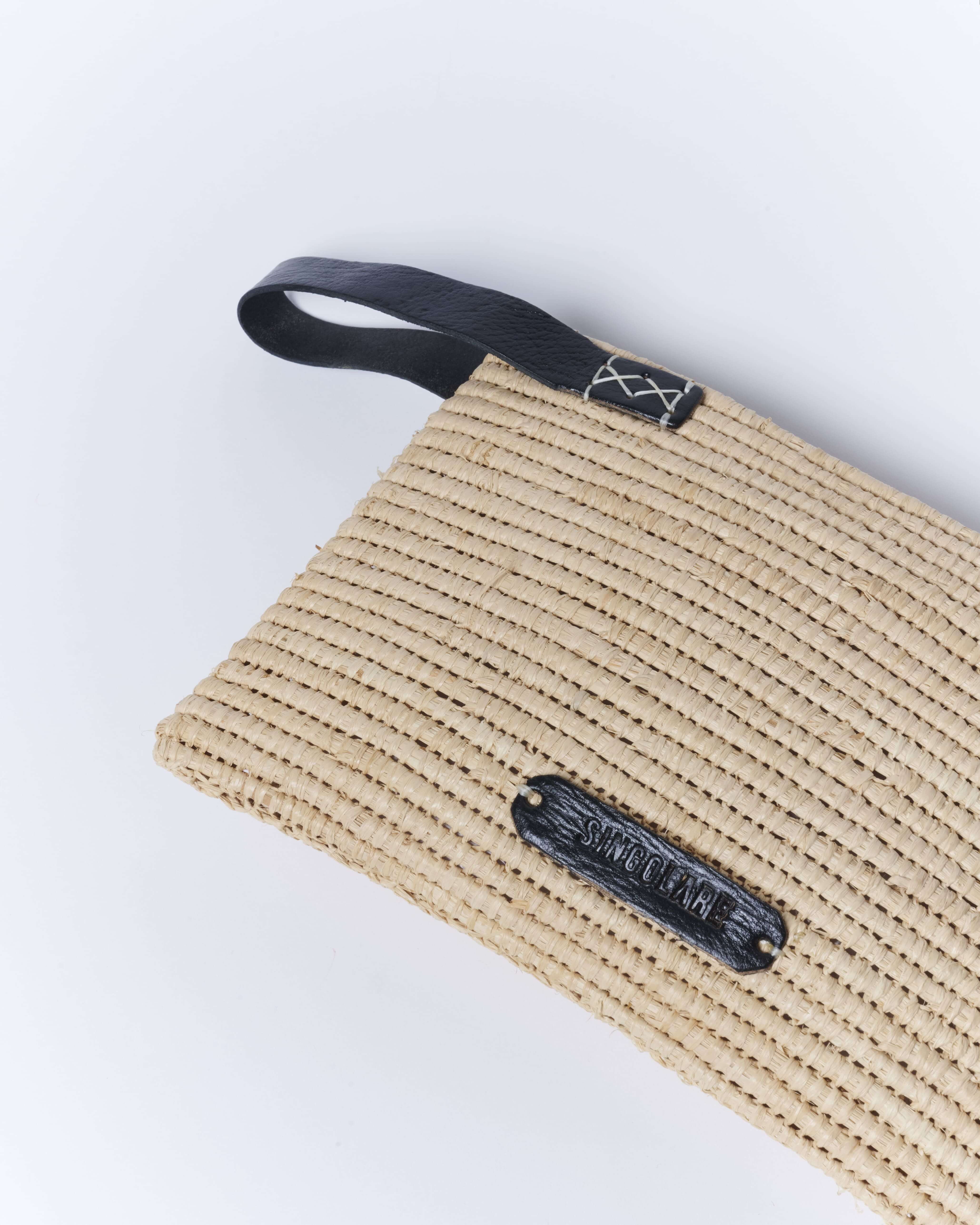 Clutch negra de accesorios AV-2025-607 con diseño elegante y compacto, ideal para eventos formales y salidas nocturnas.