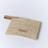 Clutch Andi Crudo de la marca AV-2025-606, accesorio elegante y compacto en tono crudo, visible en la imagen.
