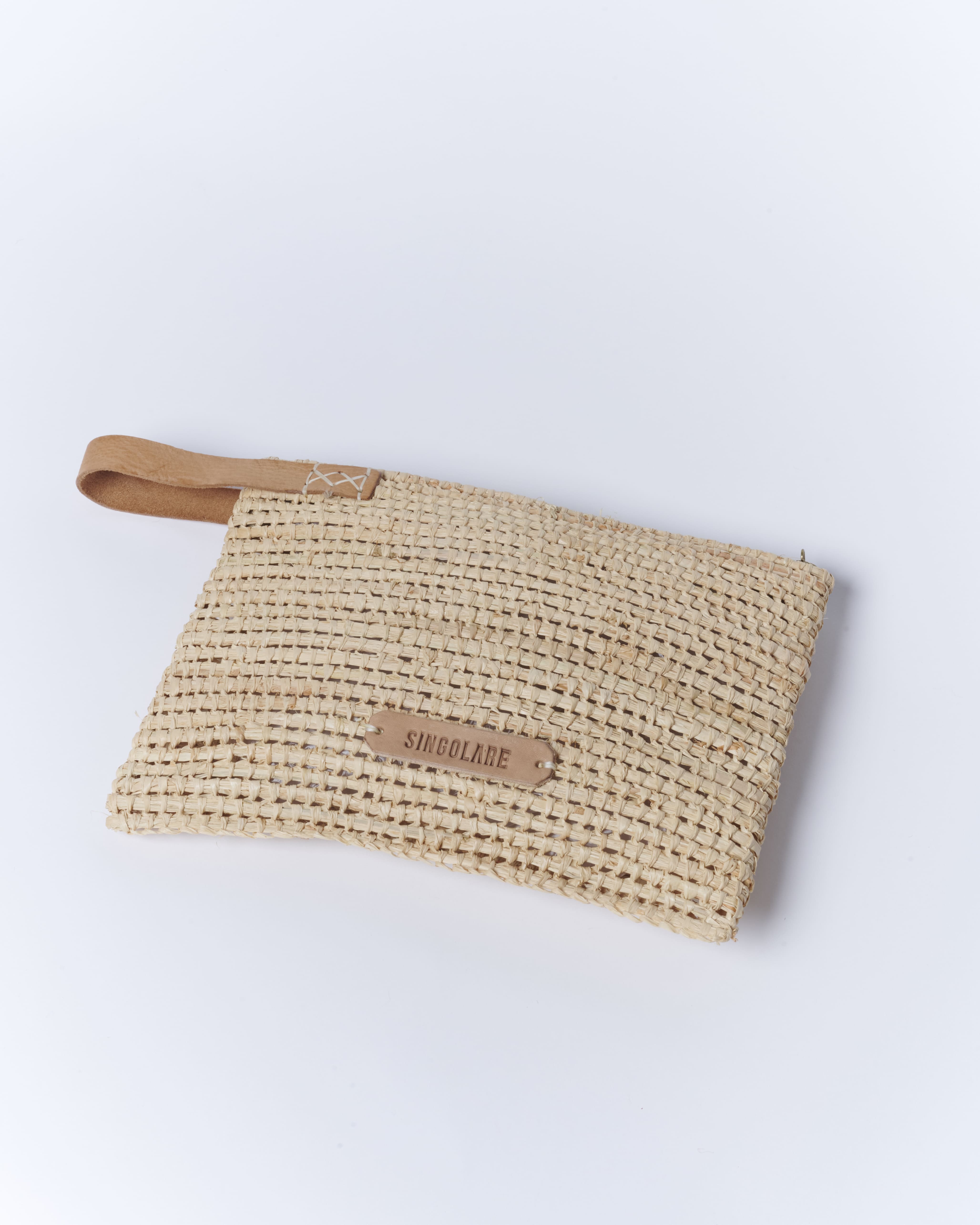 Clutch Andi Crudo de la marca AV-2025-606, accesorio elegante y compacto en tono crudo, visible en la imagen.
