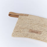 Clutch Andi Crudo de la marca AV-2025-606, accesorios elegantes con detalles en color crudo y diseño moderno.