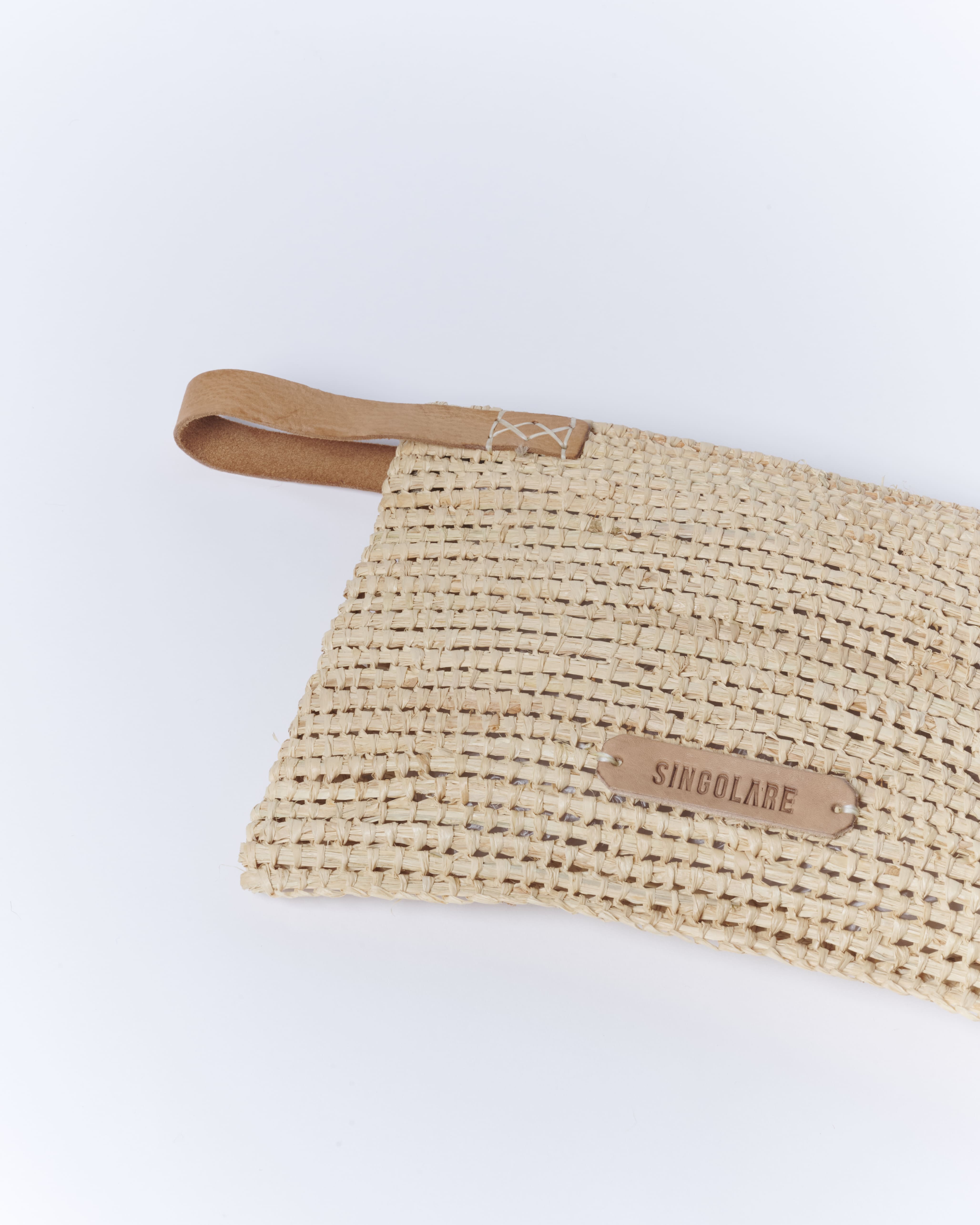 Clutch Andi Crudo de la marca AV-2025-606, accesorios elegantes con detalles en color crudo y diseño moderno.