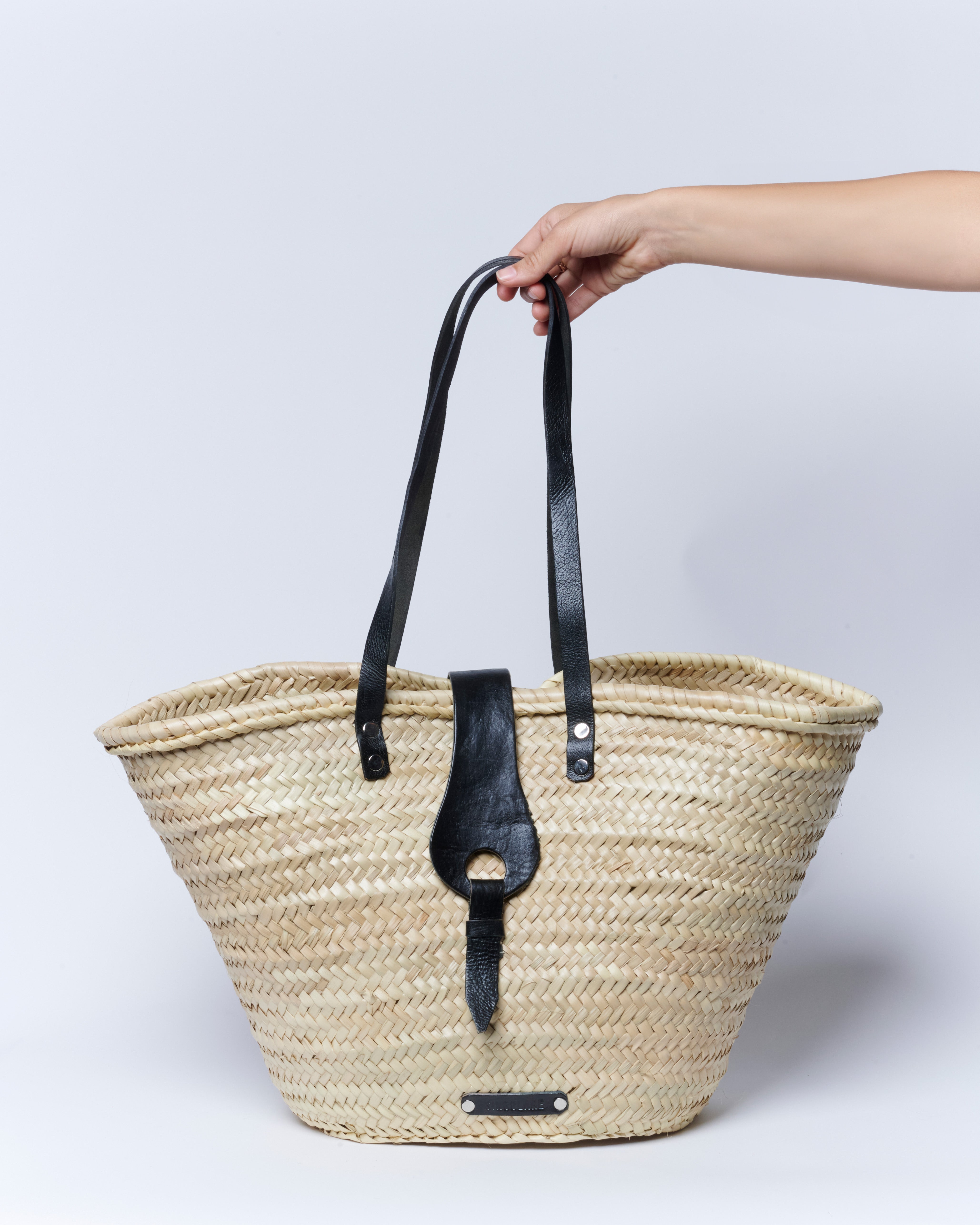 Bolso shopper Kim en negro de accesorios AV-2025-604, hecho de material duradero y con diseño amplio.