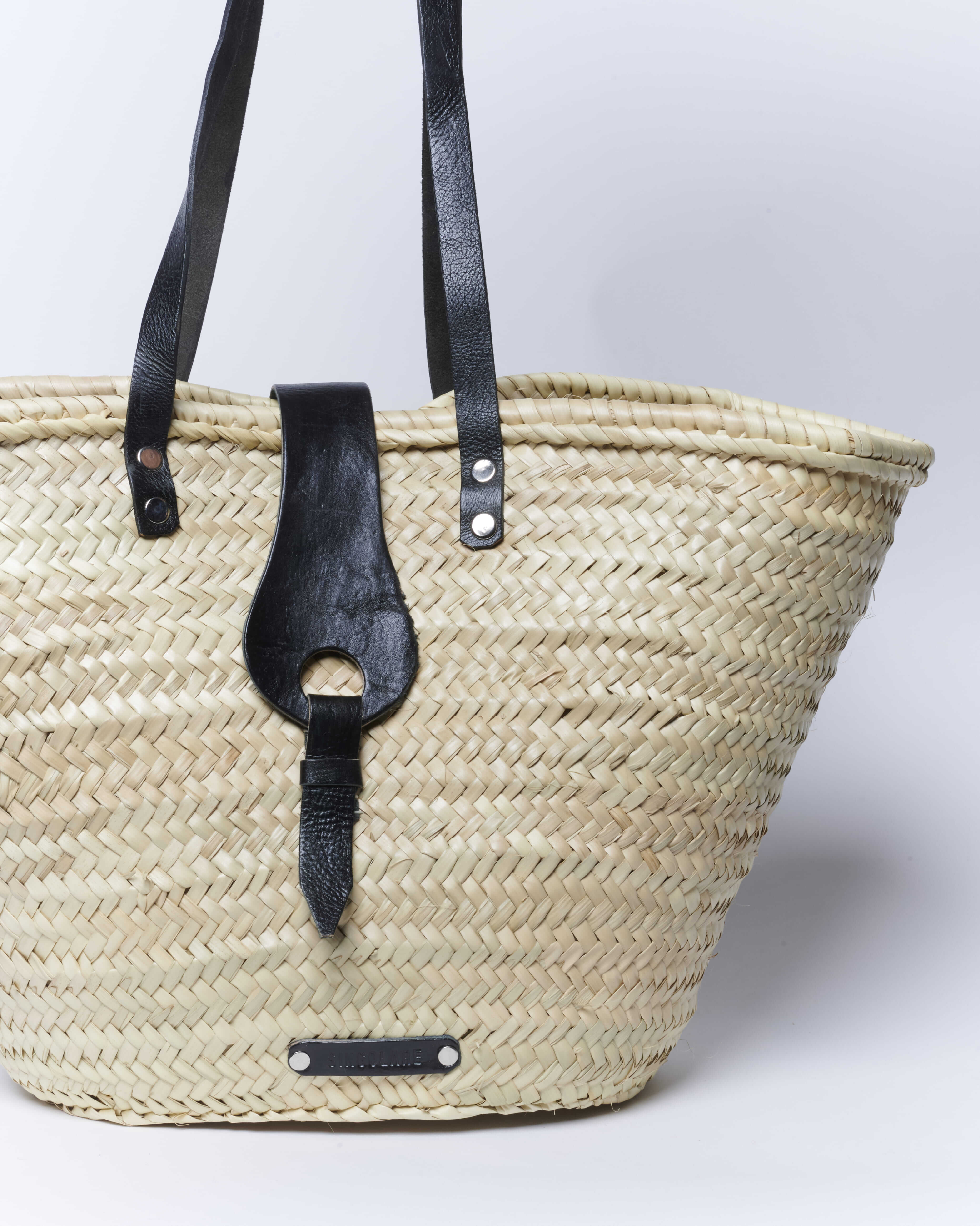 Mochila shopper Kim en color negro de la marca AV-2025-604, accesorios con diseño elegante y espacio amplio para uso diario