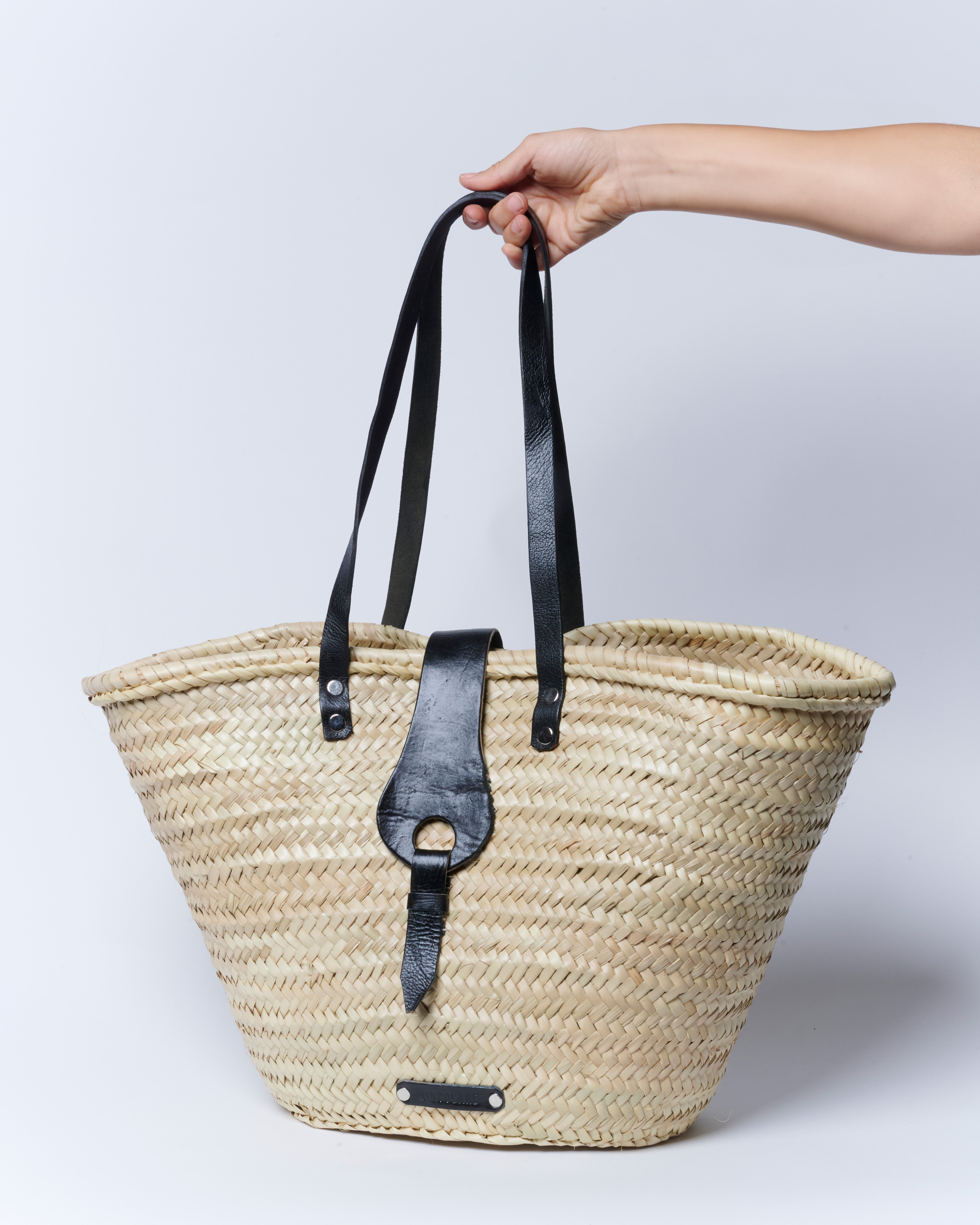 Accesorios shopper Kim Black de la marca AV-2025-604, bolso de mano negro con diseño elegante y práctico para uso diario.
