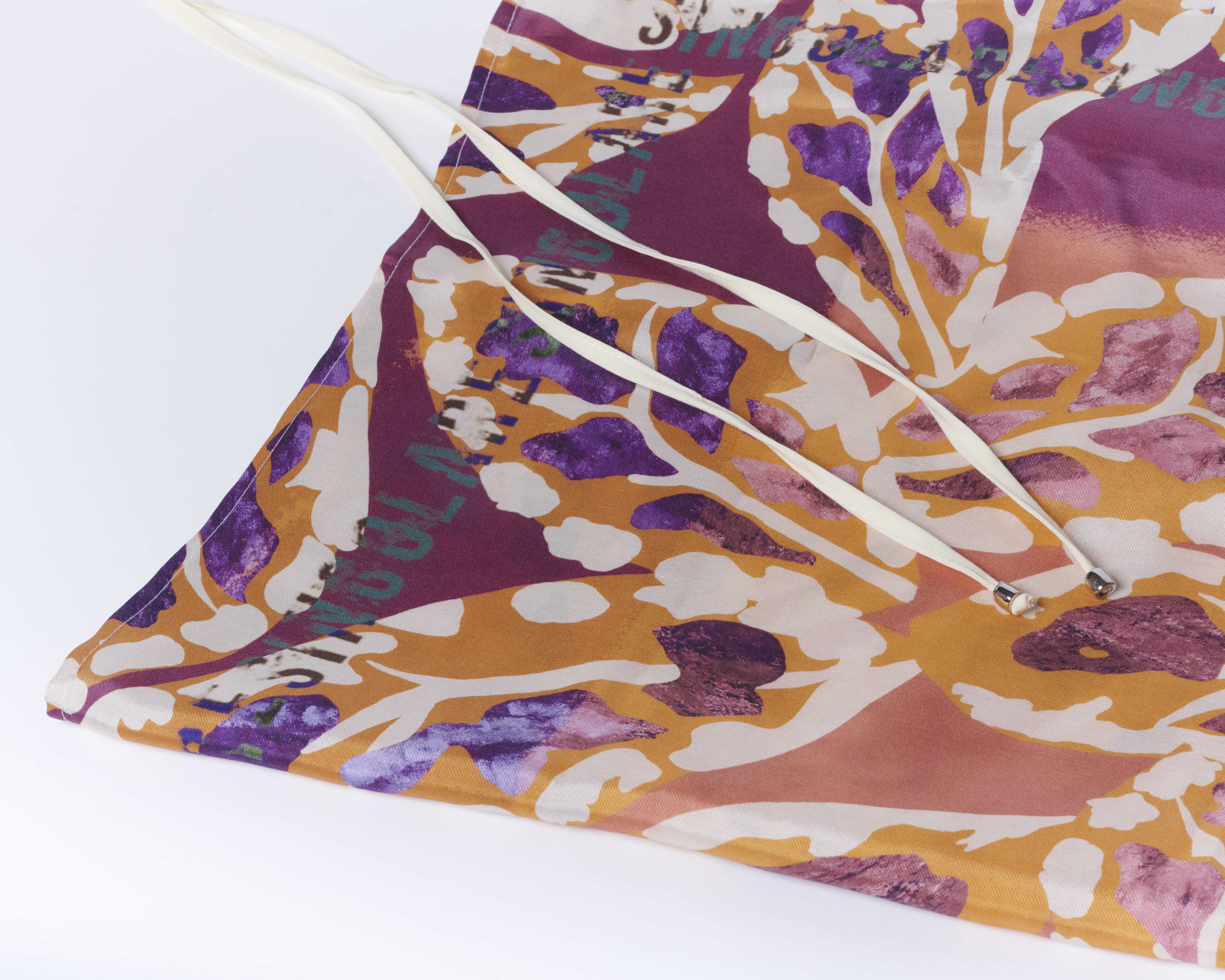 Pareo Tahiti de la marca PA-2025-07, pañuelo ligero con estampado tropical en colores vibrantes, sobre fondo blanco.