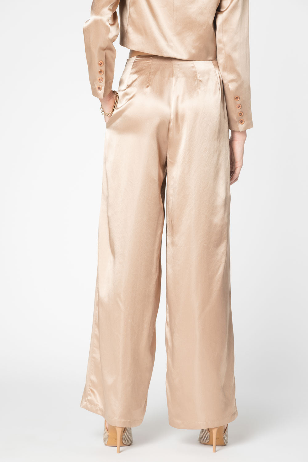 Pantalón Sacier de la marca FV-2025-806, pantalones de tela con diseño ajustado y color neutro, visible en la imagen.