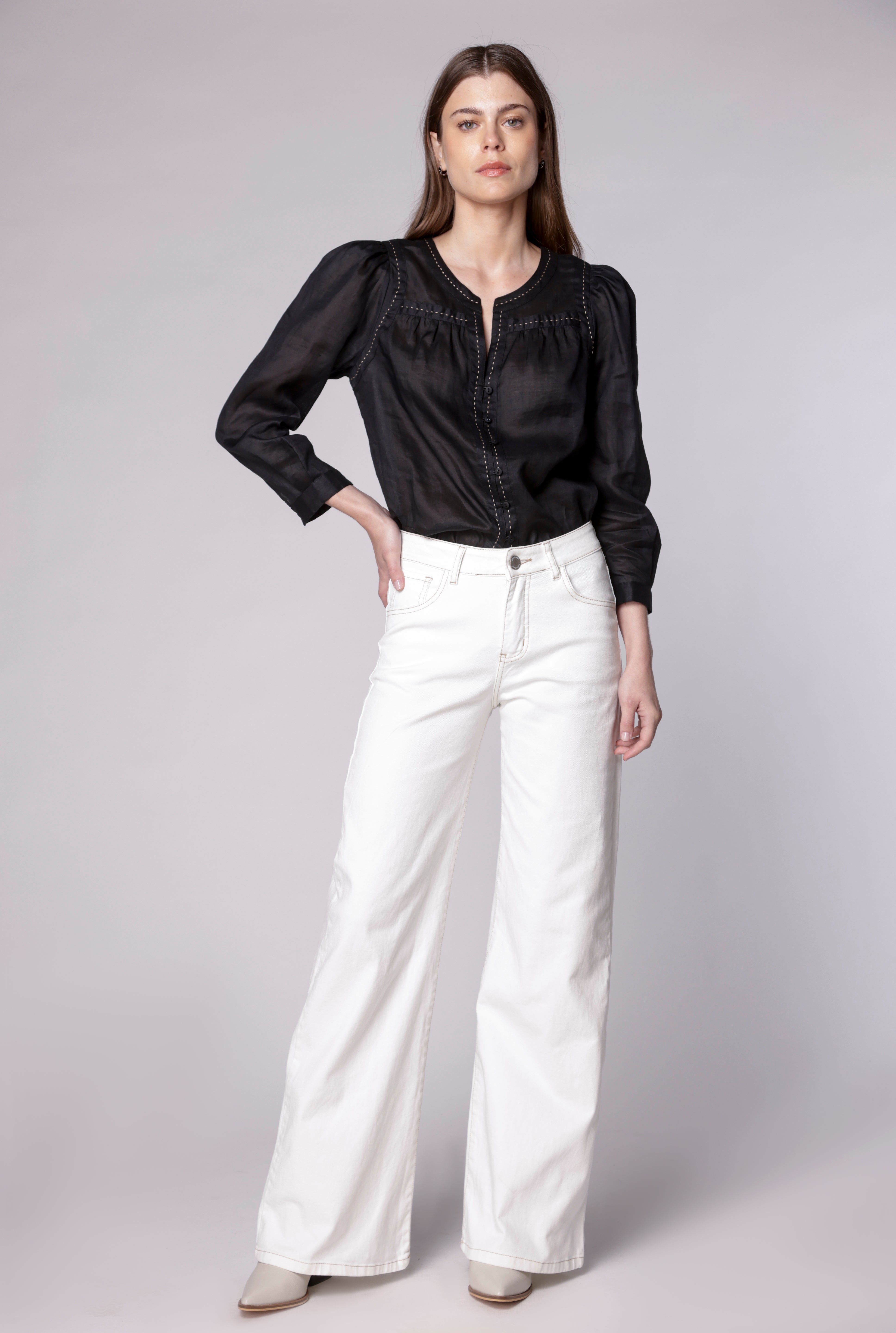 Jeans Stella Stretch de D-2024-804 en color azul, ajustados y de mezclilla con detalles de costuras visibles.