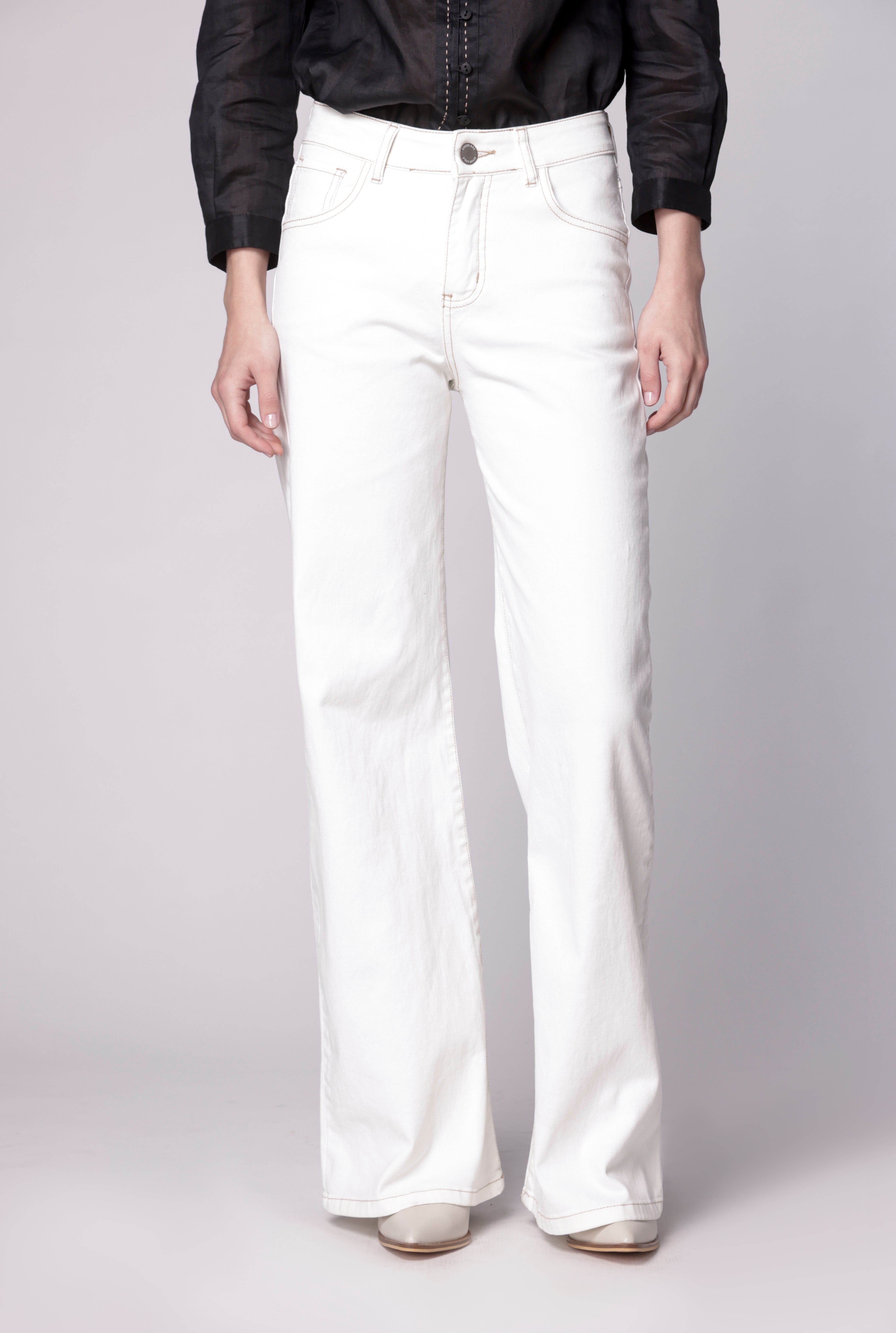 Jeans Stella Stretch de la marca D-2024-804, en color azul, con ajuste ceñido y detalles de costura visibles.