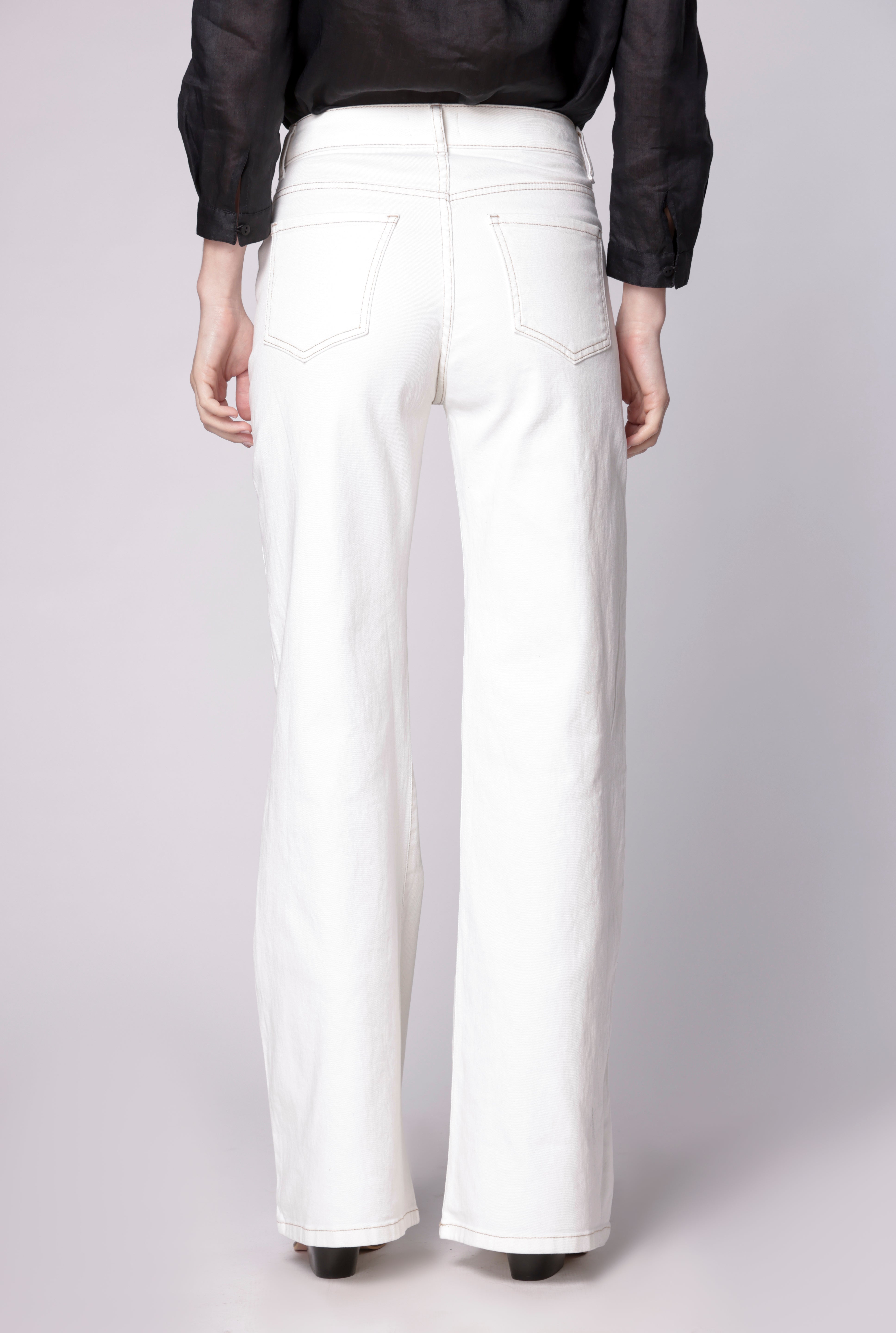 Jeans Stella Stretch de marca D-2024-804, pantalones vaqueros ajustados en denim azul con bolsillos frontales y costuras visibles.