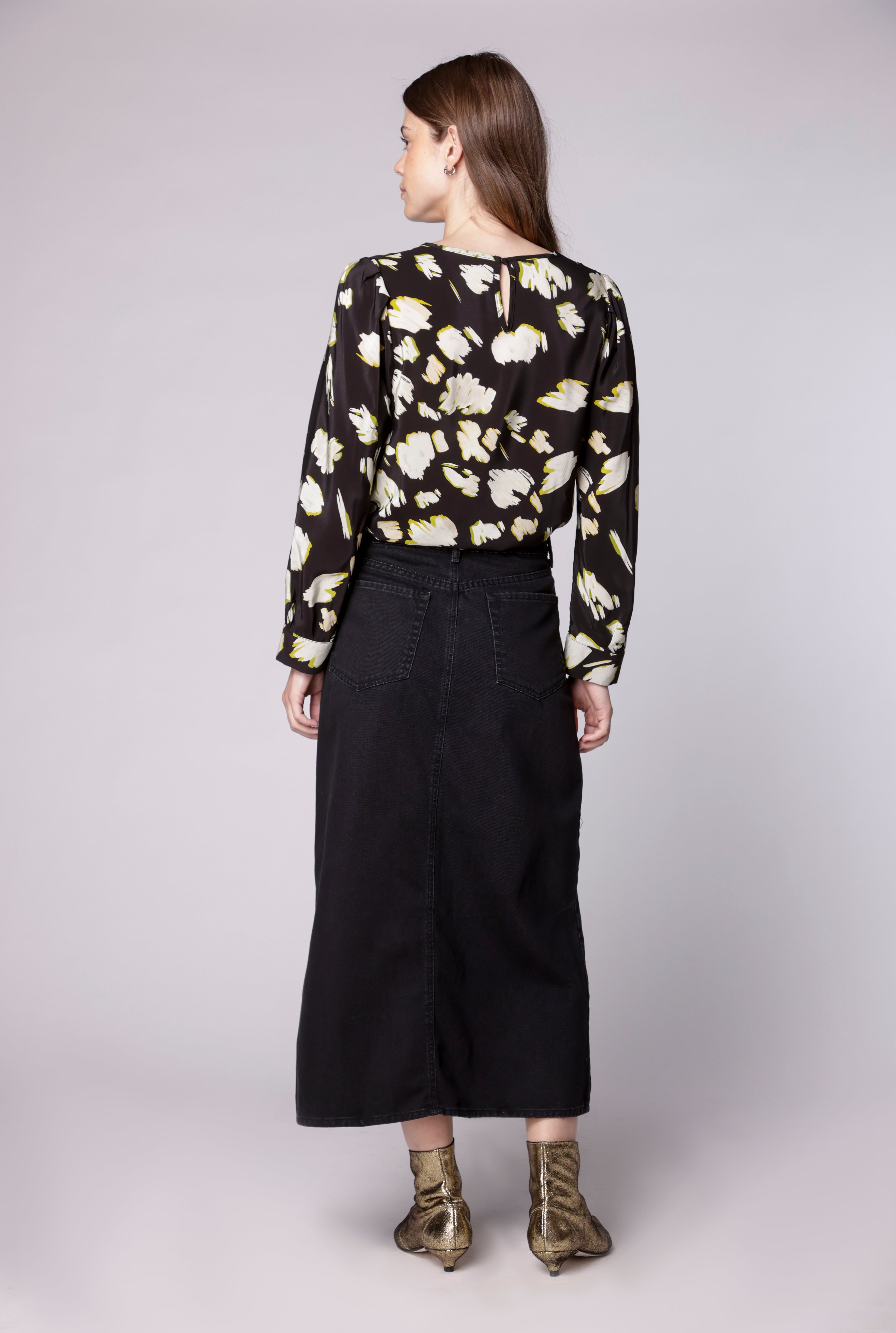 Falda básica de la marca D-2024-400, diseño sencillo y elegante, en color neutro, perfecta para combinar en diferentes estilos.