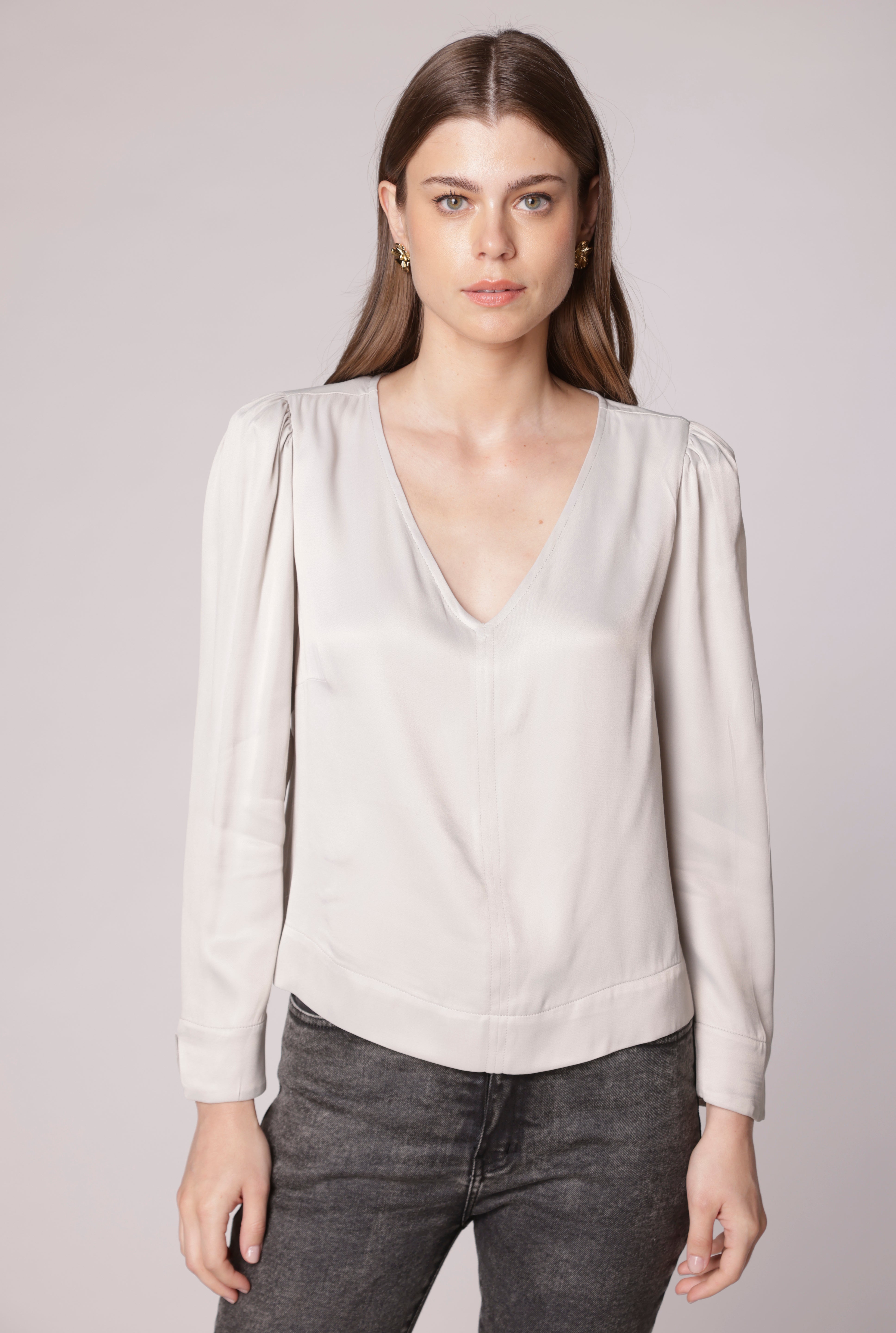 Pantalones jeans crop flare de la marca D-2024-807, con corte ajustado en la parte superior y estilo acampanado en las piernas.