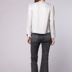 Pantalones jeans crop flare de la marca D-2024-807, con corte ajustado y dobladillo acampanado, en color azul claro.