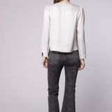 Pantalones jeans crop flare de la marca D-2024-807, con corte ajustado y dobladillo acampanado, en color azul claro.