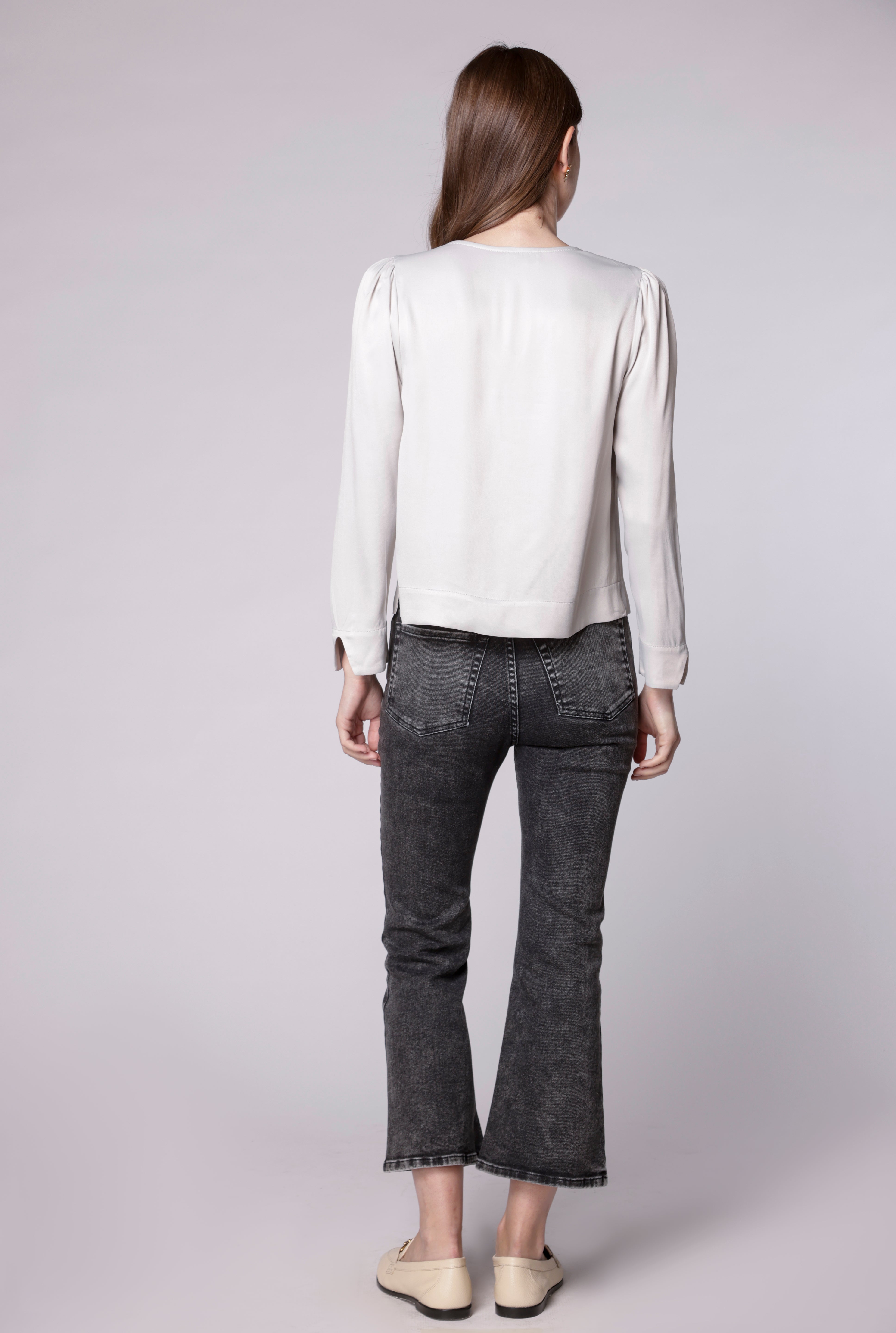 Pantalones jeans crop flare de la marca D-2024-807, con corte ajustado y dobladillo acampanado, en color azul claro.