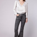 Pantalones jeans crop flare de la marca D-2024-807, con corte ajustado y pantalones anchos en la parte inferior, en color azul denim.
