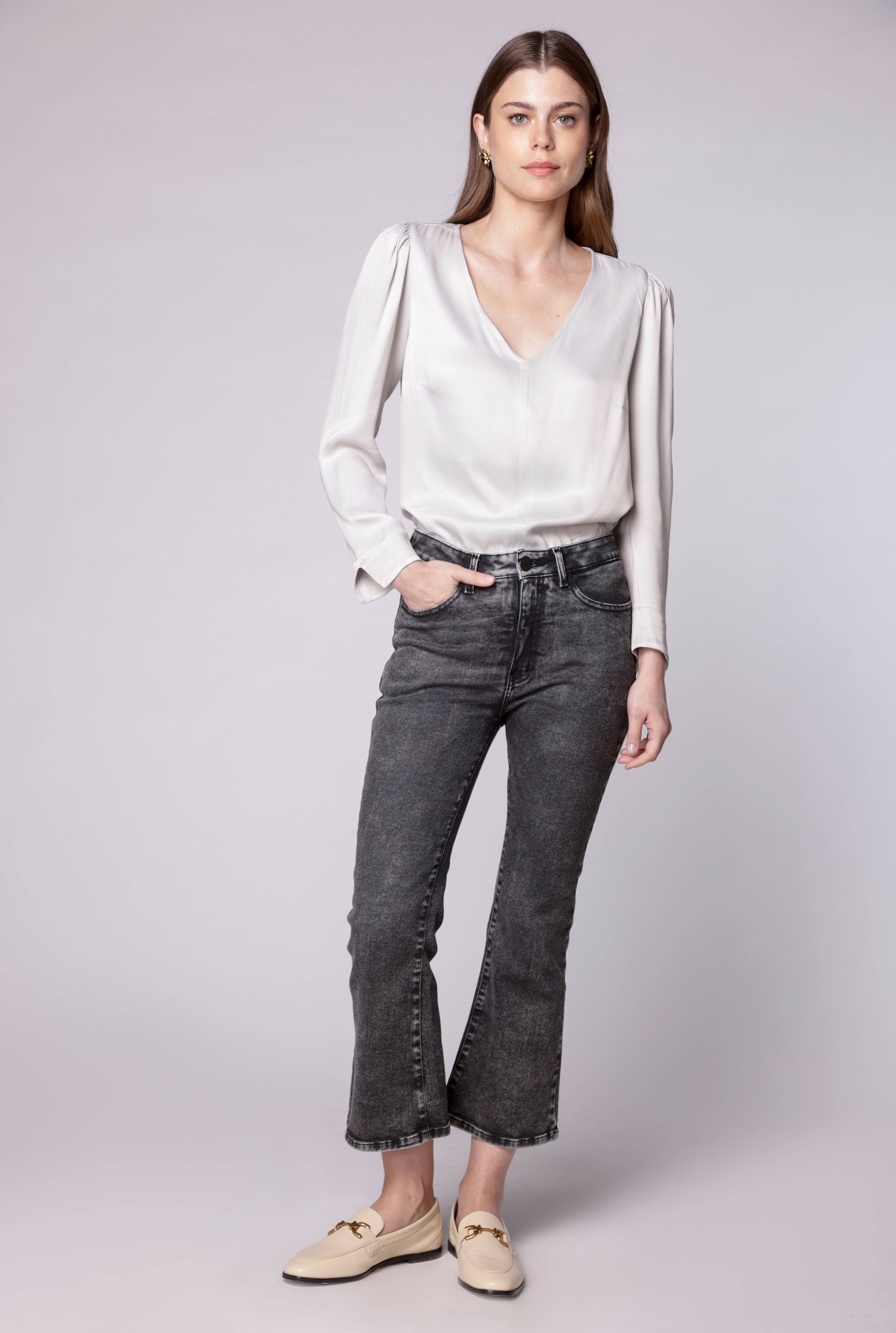 Pantalones jeans crop flare de la marca D-2024-807, con corte ajustado y pantalones anchos en la parte inferior, en color azul denim.