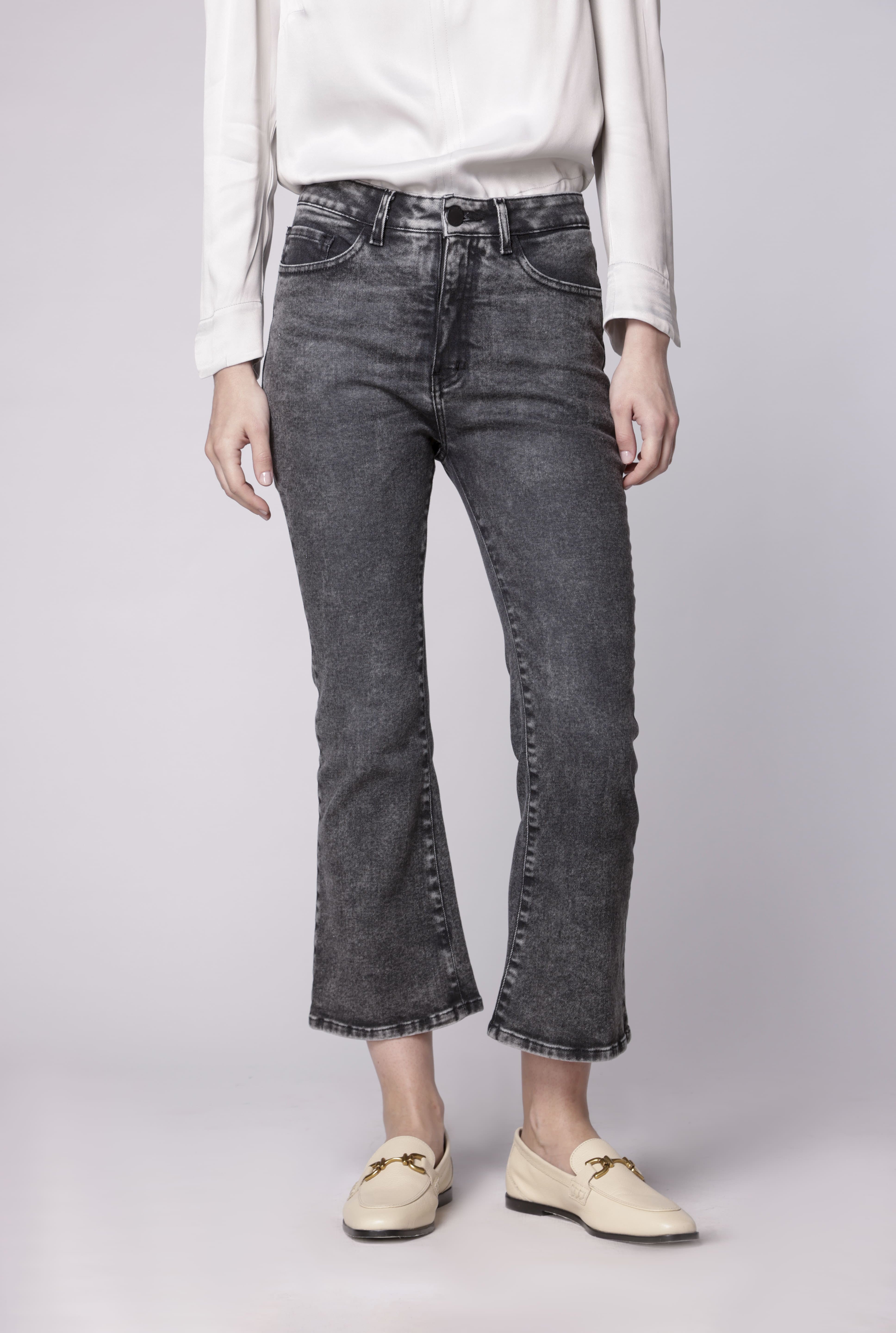 Pantalones jeans crop flare de la marca D-2024-807, con corte ajustado y estilo moderno, en color azul.