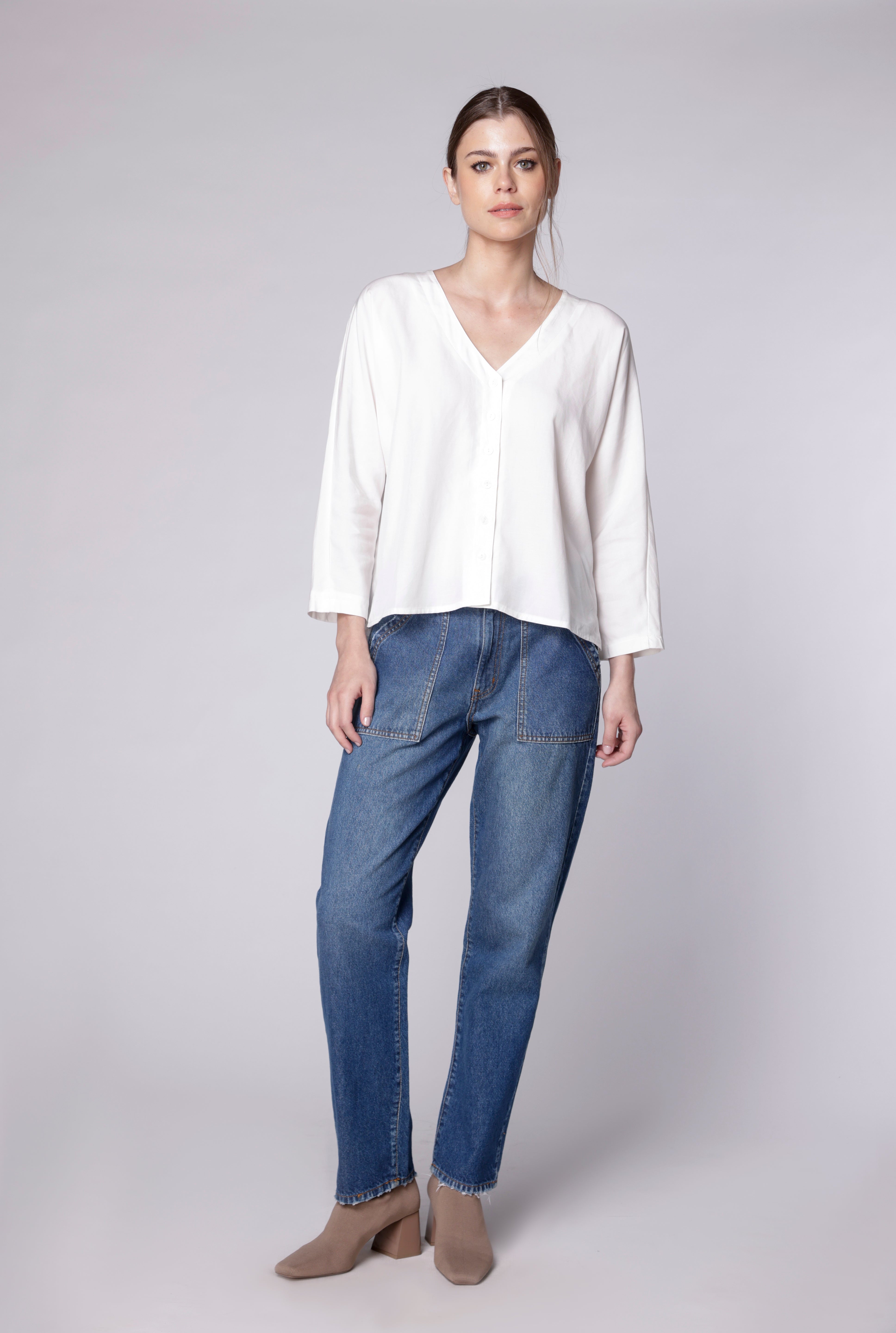 Jeans Dad Fit de la marca D-2024-800, pantalones vaqueros de corte recto y estilo casual en color azul claro.