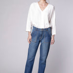Jeans Dad Fit de la marca D-2024-800, en color azul, mostrando el corte relajado y la tela de mezclilla en la imagen.