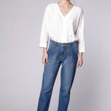 Jeans Dad Fit de la marca D-2024-800, en color azul, mostrando el corte relajado y la tela de mezclilla en la imagen.