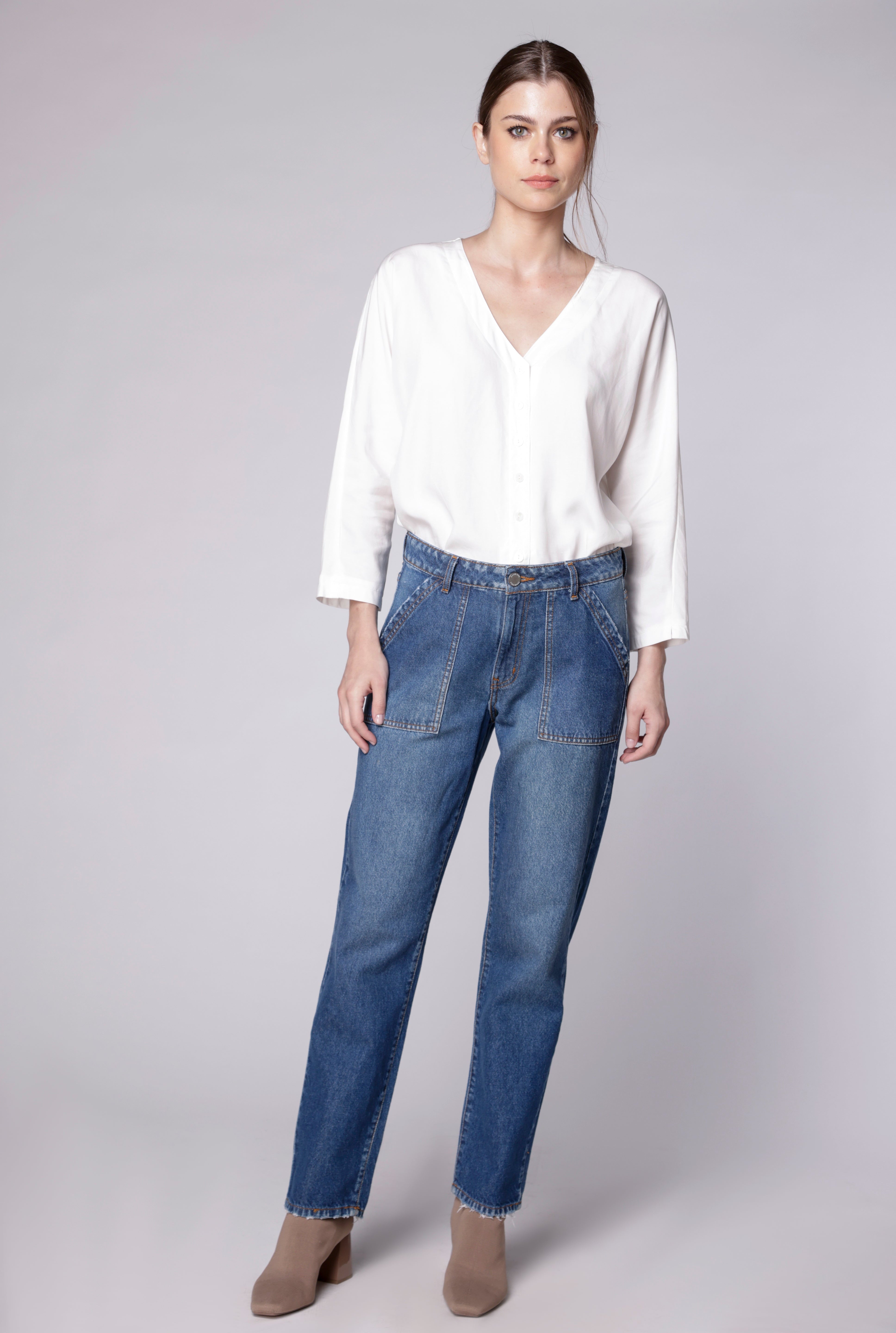 Jeans Dad Fit de la marca D-2024-800, en color azul, mostrando el corte relajado y la tela de mezclilla en la imagen.