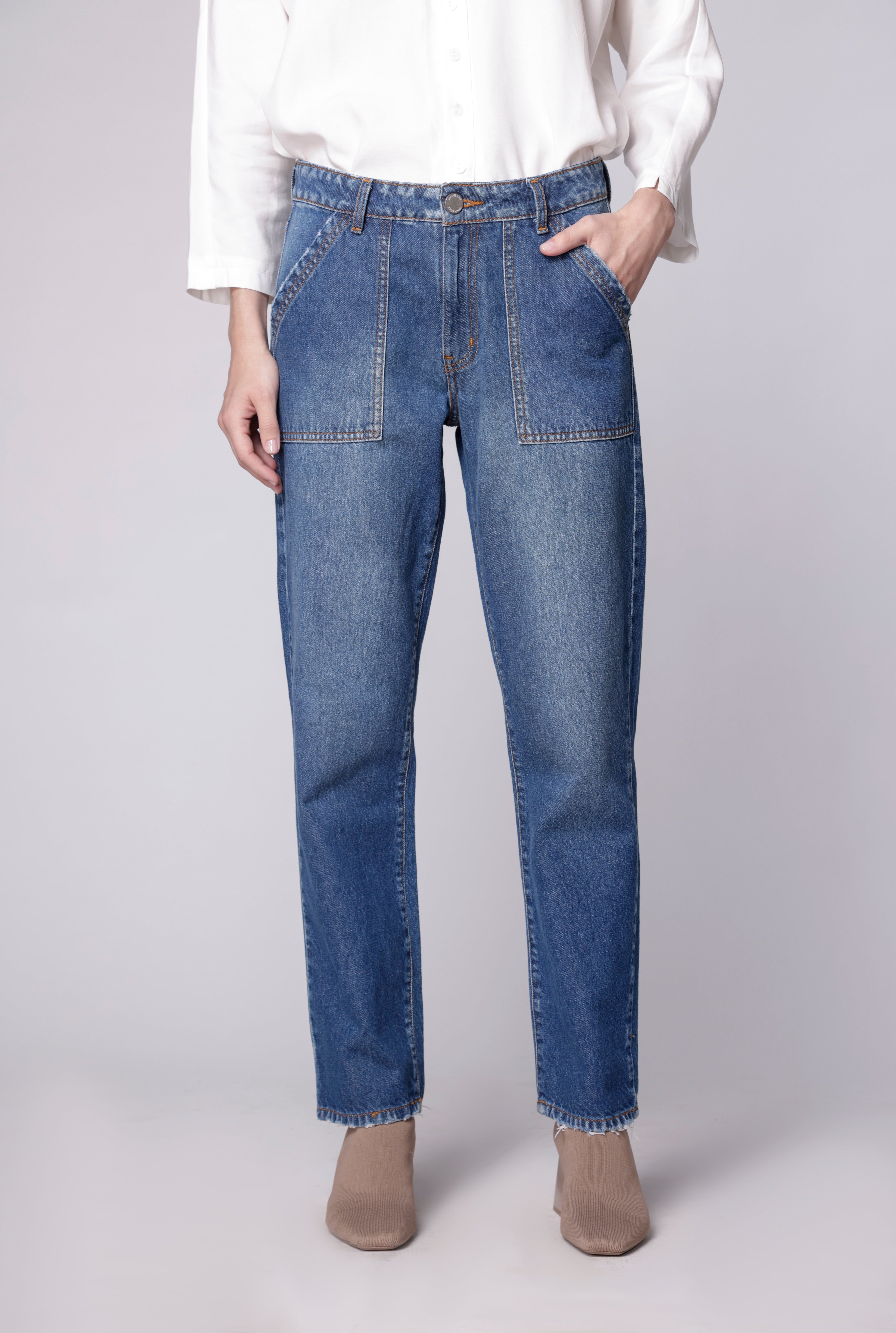Jeans Dad Fit de la marca D-2024-800, estilo casual, en color azul, con diseño clásico y bolsillos frontales y traseros.