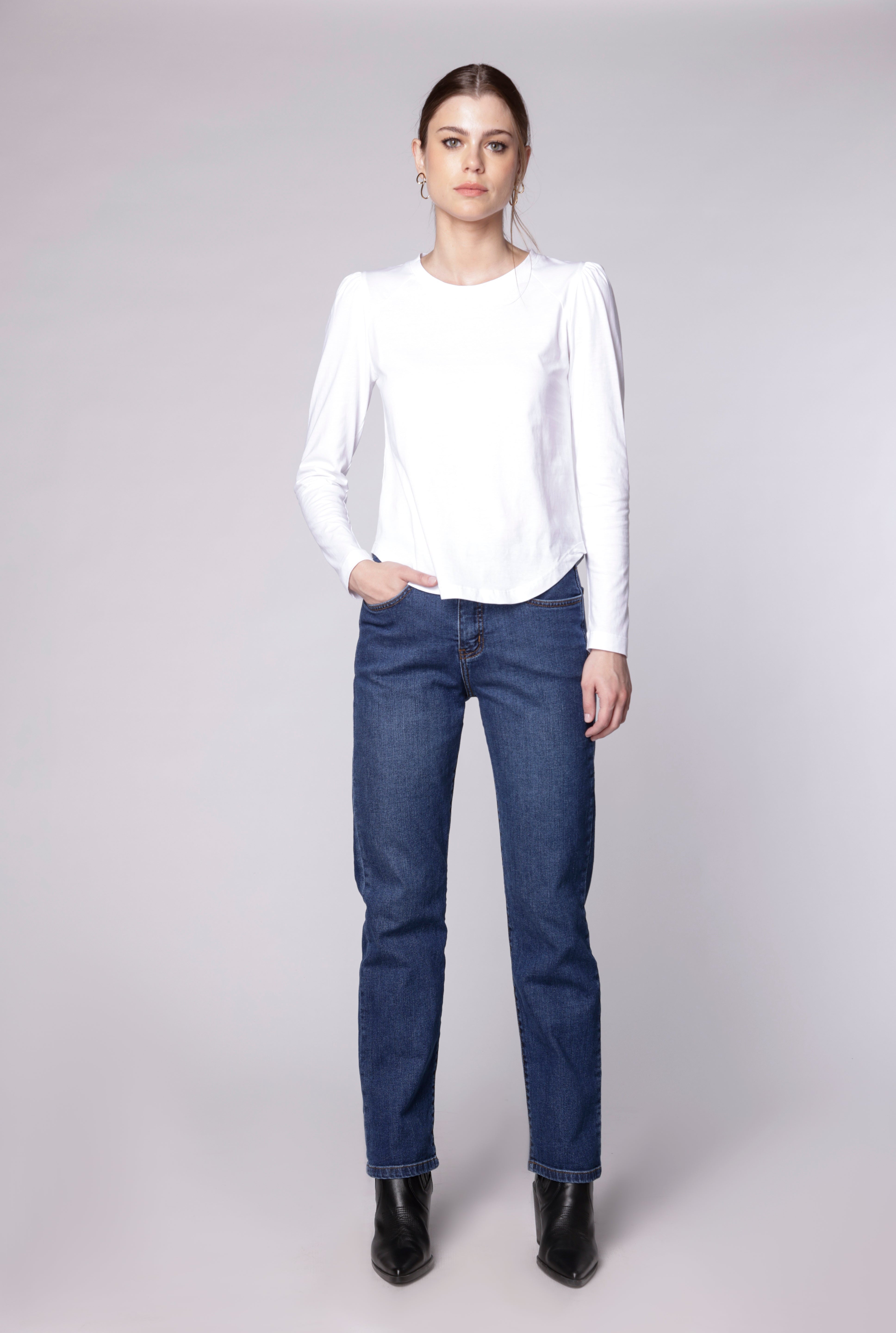 Pantalones jeans slim Julieta de la marca D-2024-805 en color azul con detalles modernos y ajuste ajustado.