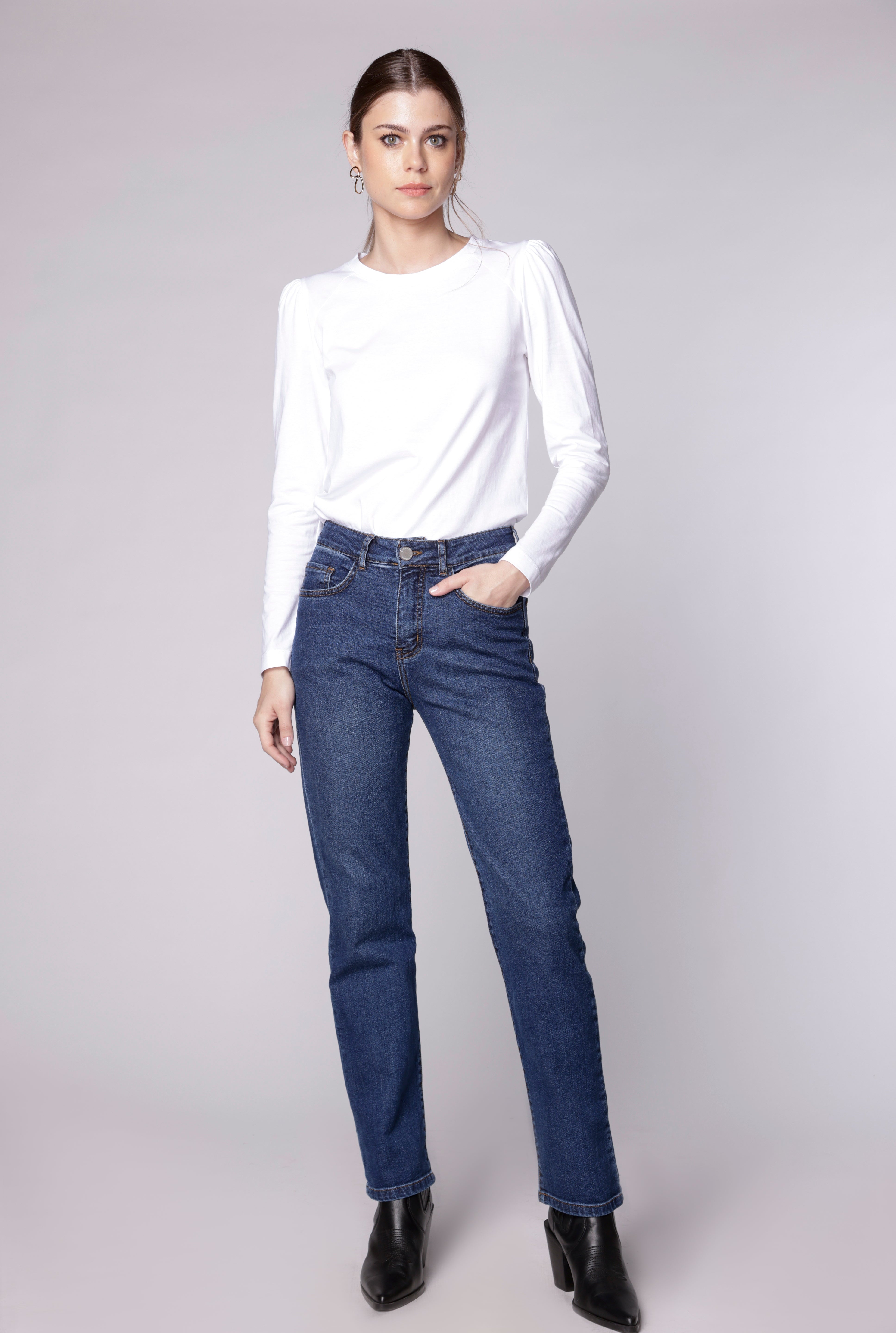 Pantalones jeans slim Julieta de la marca D-2024-805, modelo ajustado en denim azul con bolsillos frontales y traseros.