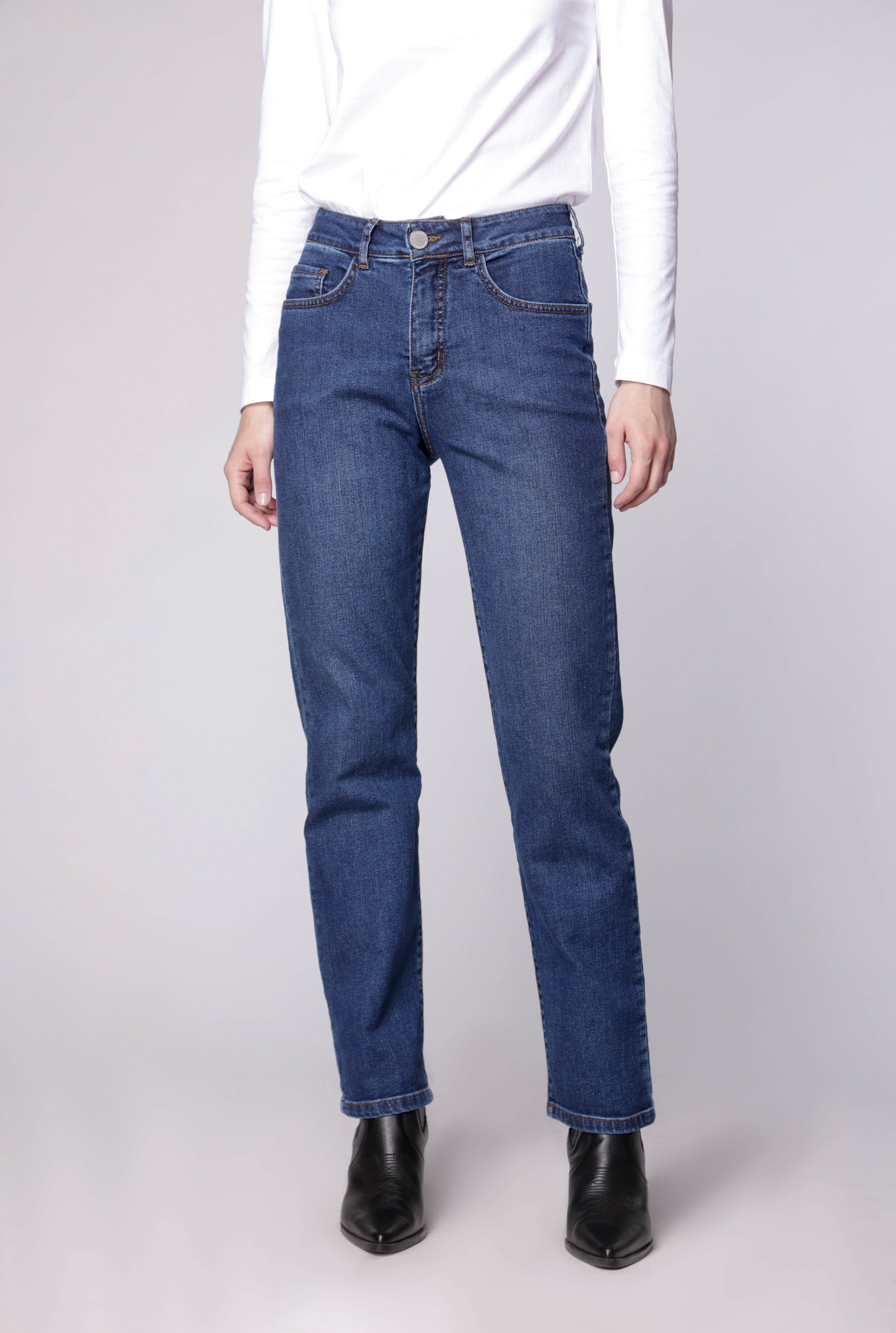 Jeans slim Julieta de la marca D-2024-805, pantalones ajustados en azul con detalles en los bolsillos, vista frontal.