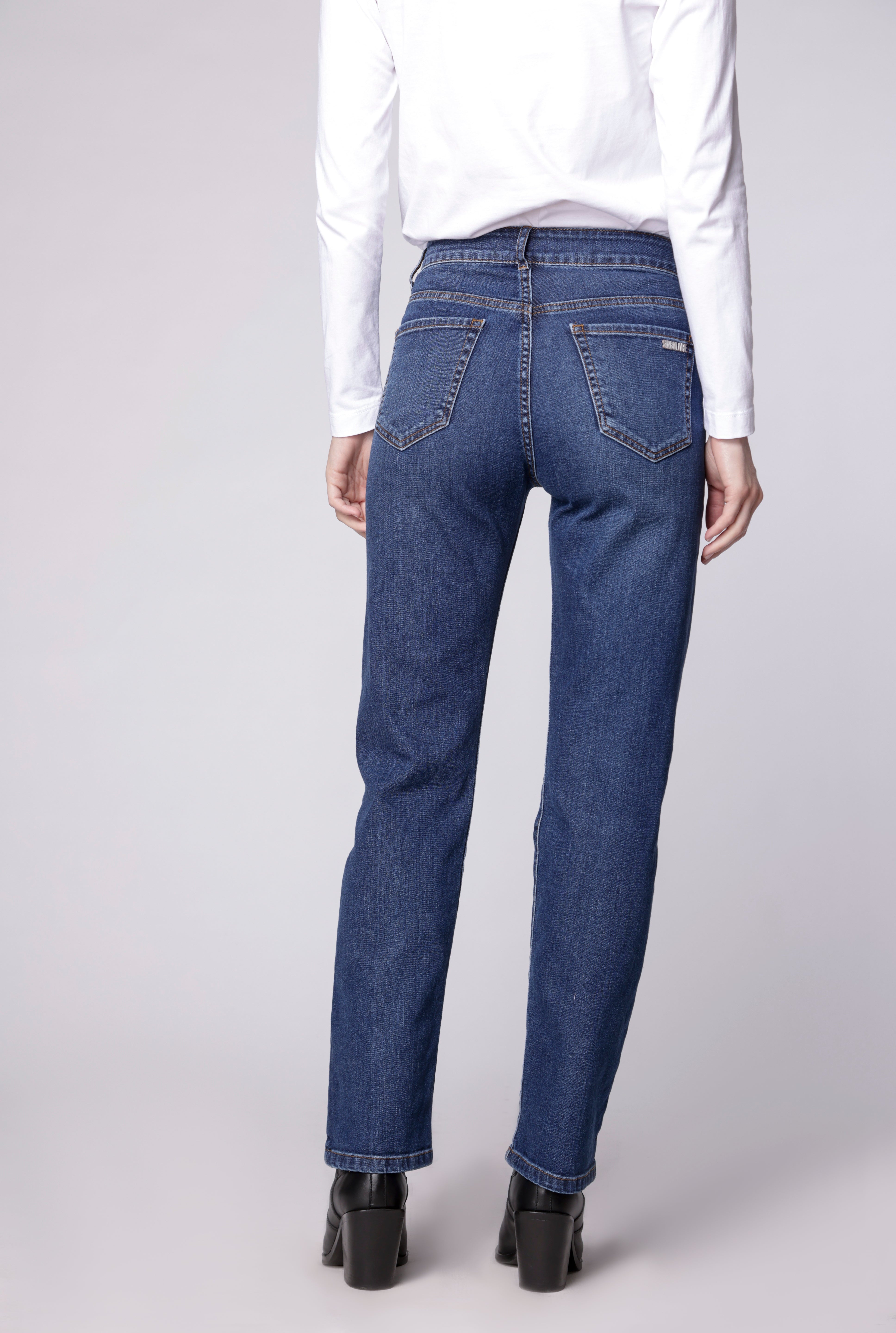 Pantalones jeans slim Julieta de la marca D-2024-805, en color azul, con corte ajustado y diseño moderno.