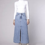 Falda básica de la marca D-2024-400, en color neutro, con diseño sencillo y corte recto, perfecta para looks casuales.