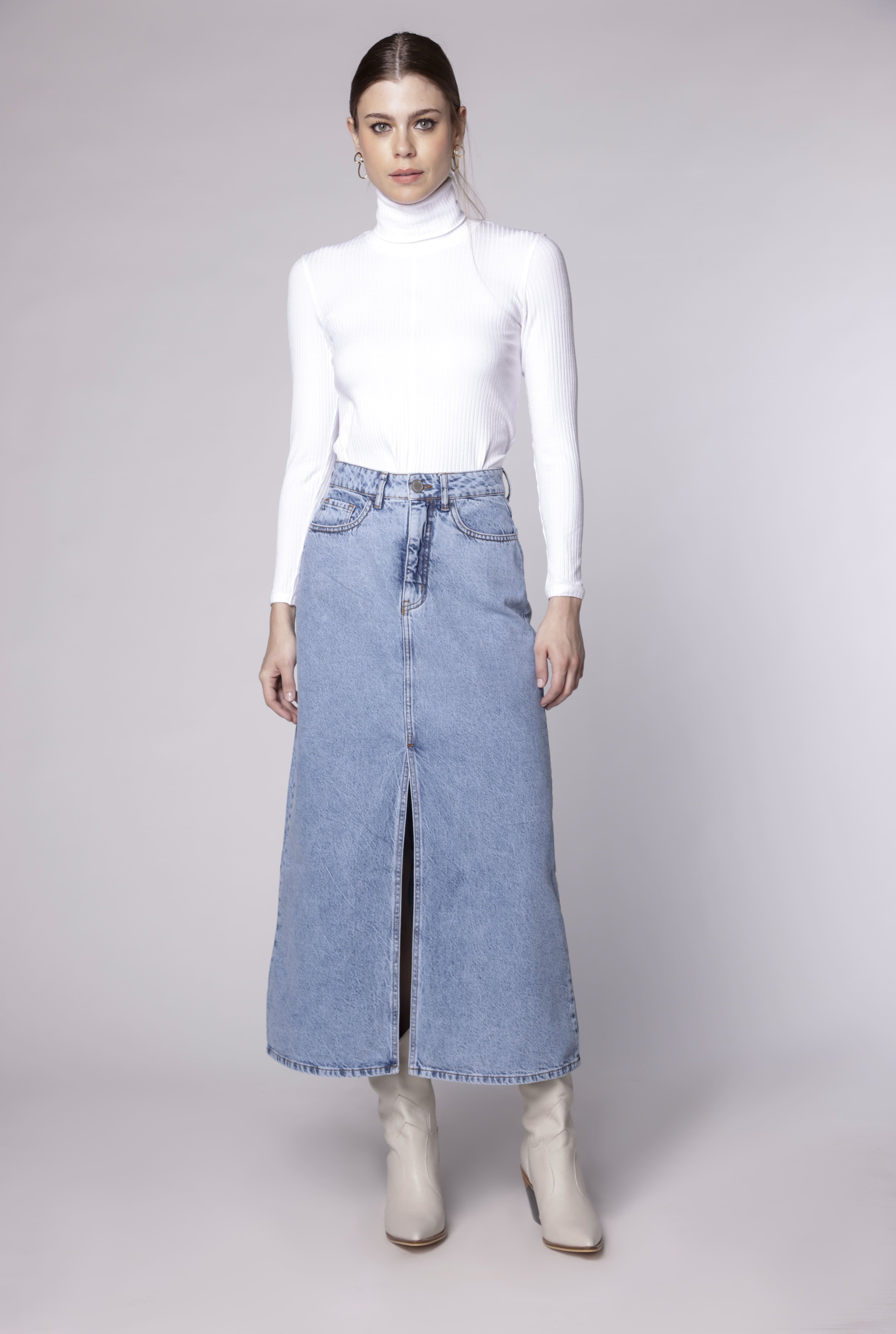 Falda básica de la marca D-2024-400, en color neutro, con diseño sencillo y corte recto, perfecta para looks casuales.