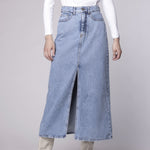 Falda básica de la marca D-2024-400, diseño sencillo y elegante, en color neutro, perfecta para looks casuales y formales