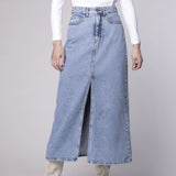 Falda básica de la marca D-2024-400, diseño sencillo y elegante, en color neutro, perfecta para looks casuales y formales