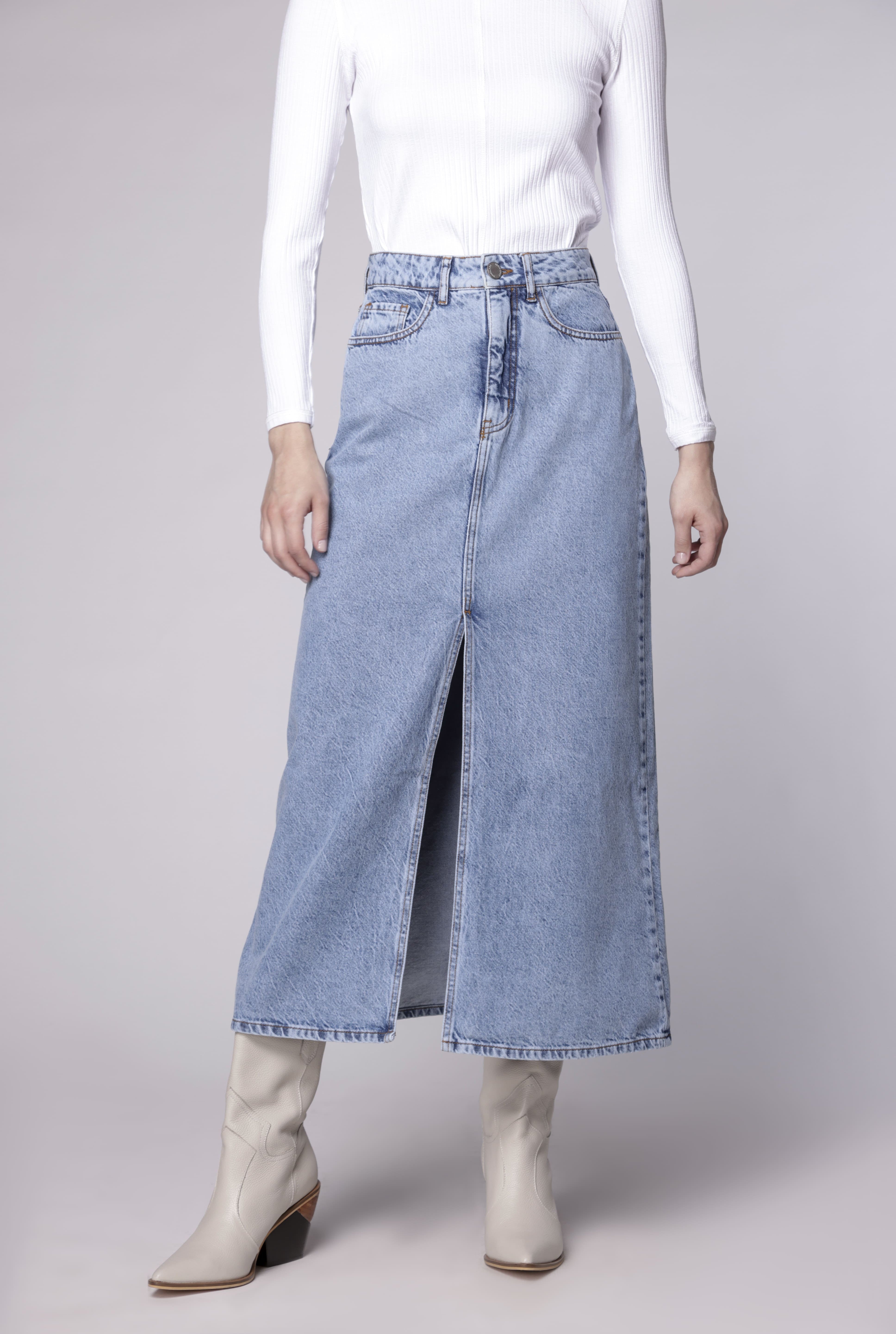 Falda básica de la marca D-2024-400, diseño sencillo y elegante, en color neutro, perfecta para looks casuales y formales