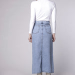 Falda básica de la marca D-2024-400, en color neutro, con corte sencilla y tela suave, ideal para looks casuales.
