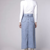 Falda básica de la marca D-2024-400, en color neutro, con corte sencilla y tela suave, ideal para looks casuales.
