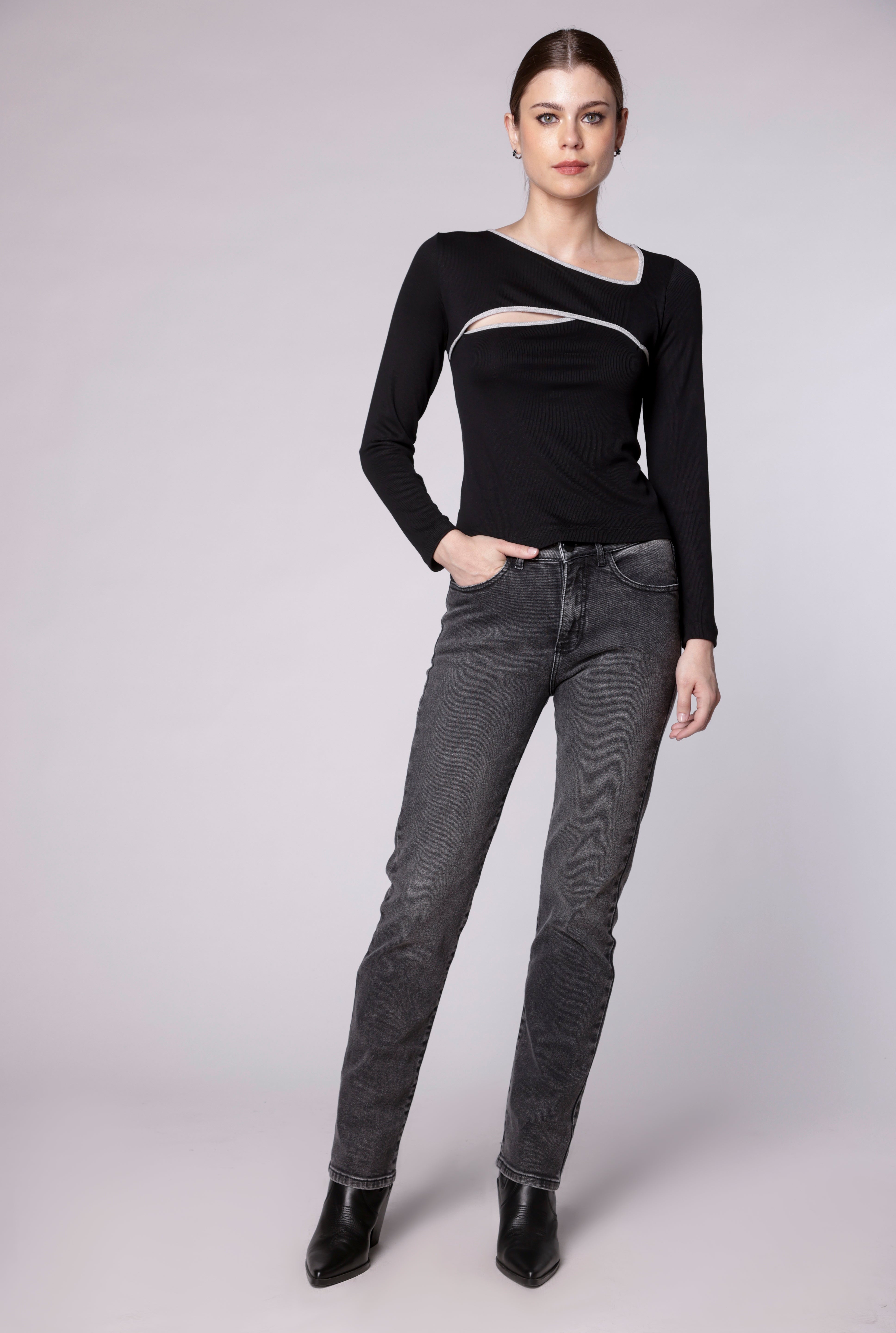 Pantalones jeans slim Julieta de la marca D-2024-805, vista frontal, en color azul, con un ajuste ajustado y diseño moderno