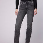 Pantalones jeans slim Julieta de la marca D-2024-805, color azul, con diseño ajustado y bolsillos delanteros y traseros.