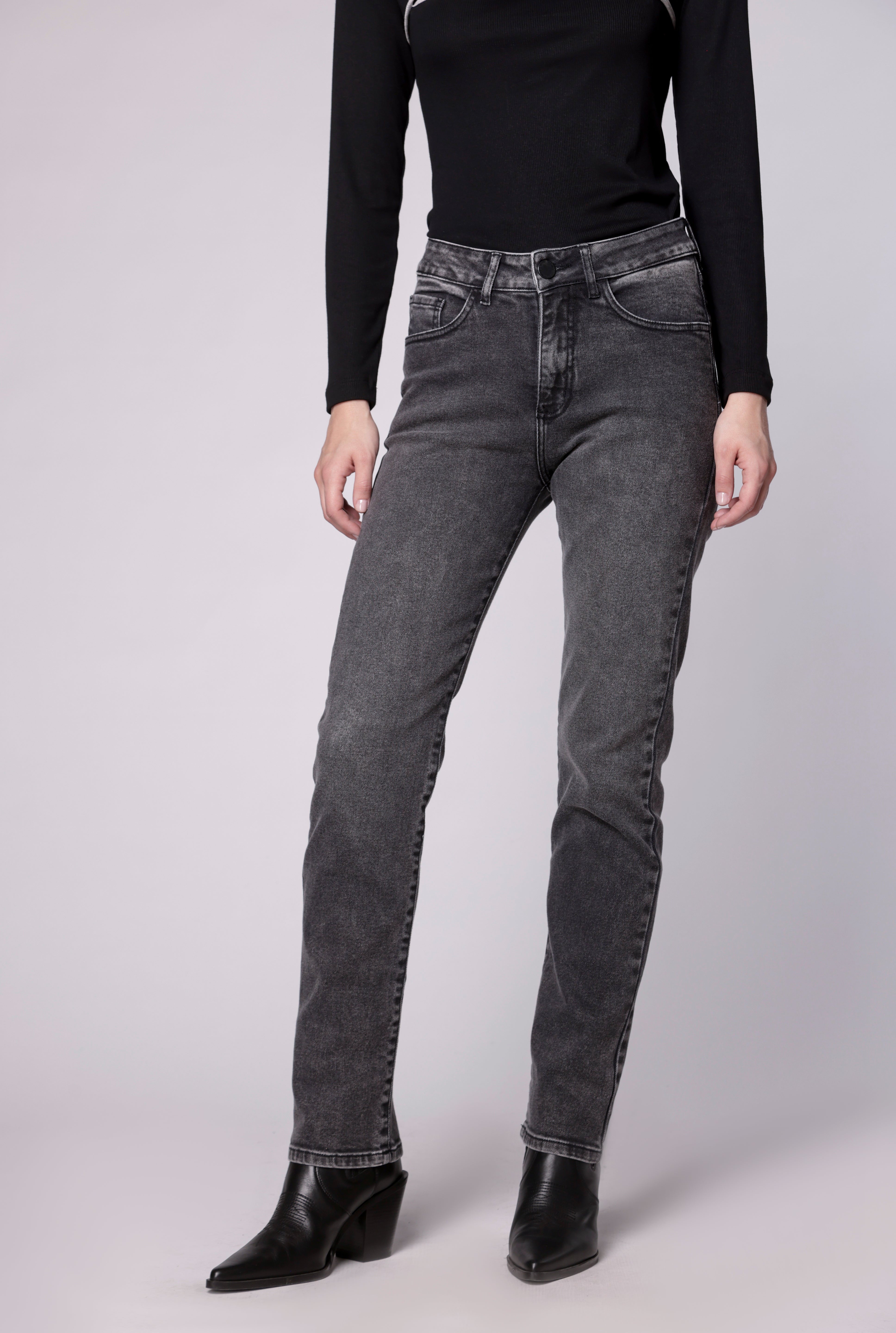 Pantalones jeans slim Julieta de la marca D-2024-805, color azul, con diseño ajustado y bolsillos delanteros y traseros.