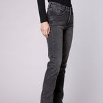 Pantalones vaqueros slim Julieta de la marca D-2024-805, con diseño ajustado y detalles en el denim.