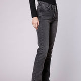 Pantalones vaqueros slim Julieta de la marca D-2024-805, con diseño ajustado y detalles en el denim.