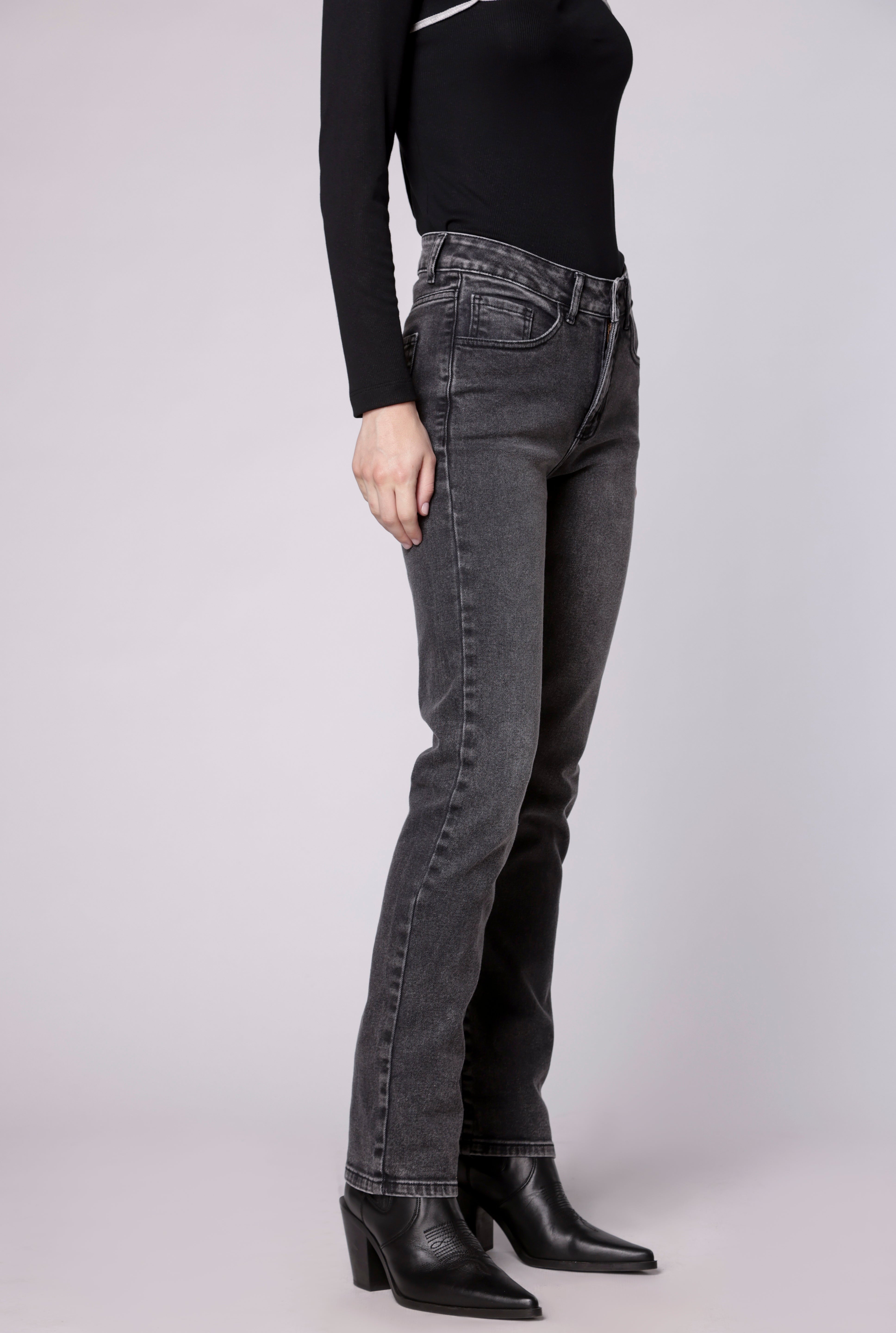 Pantalones vaqueros slim Julieta de la marca D-2024-805, con diseño ajustado y detalles en el denim.