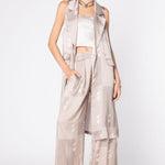 Tapado kimono Aisse de la marca FV-2025-903, en color negro, con diseño elegante y corte suelto, visible en la imagen.