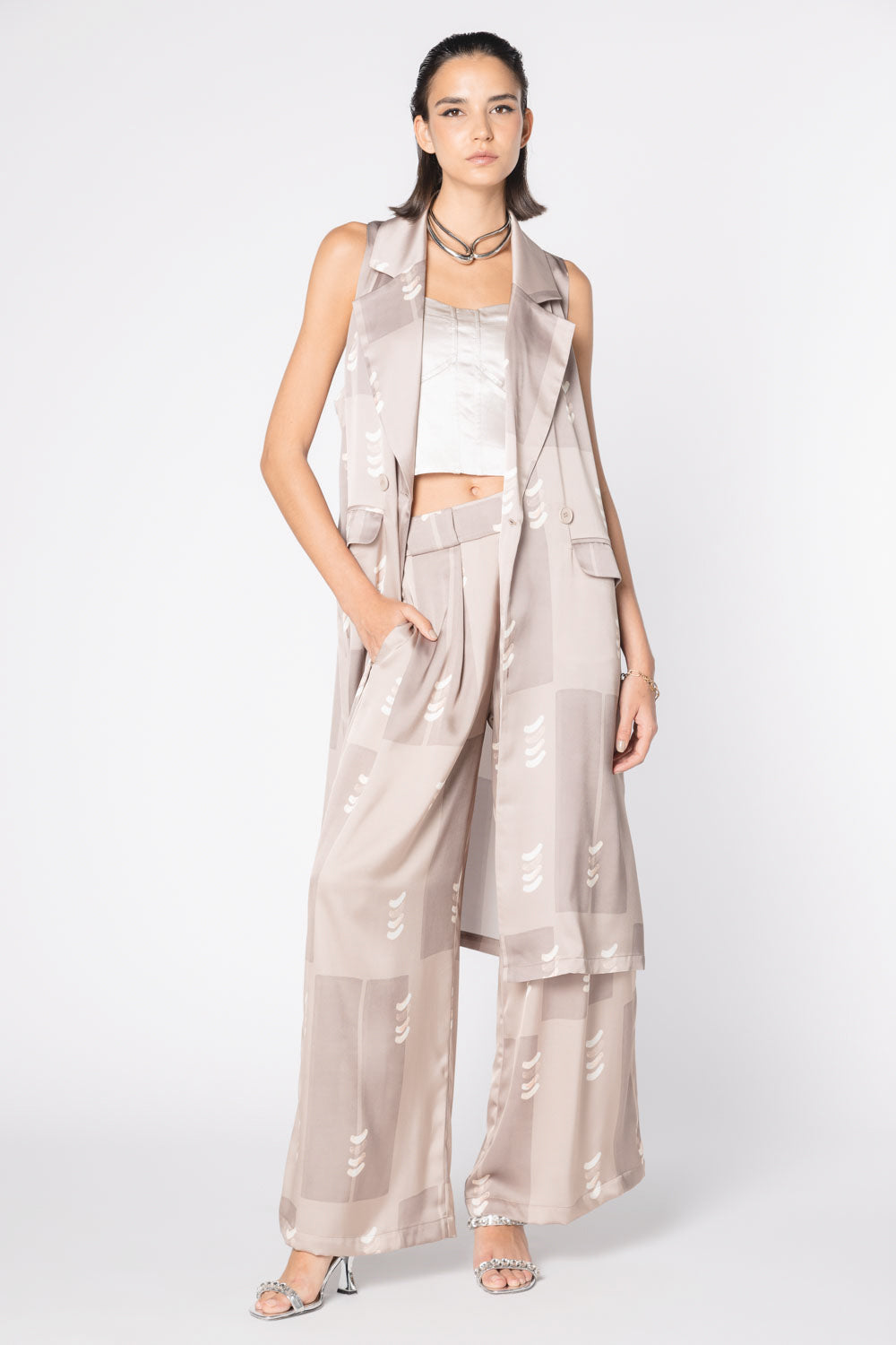 Tapado kimono Aisse de la marca FV-2025-903, en color negro, con diseño elegante y corte suelto, visible en la imagen.