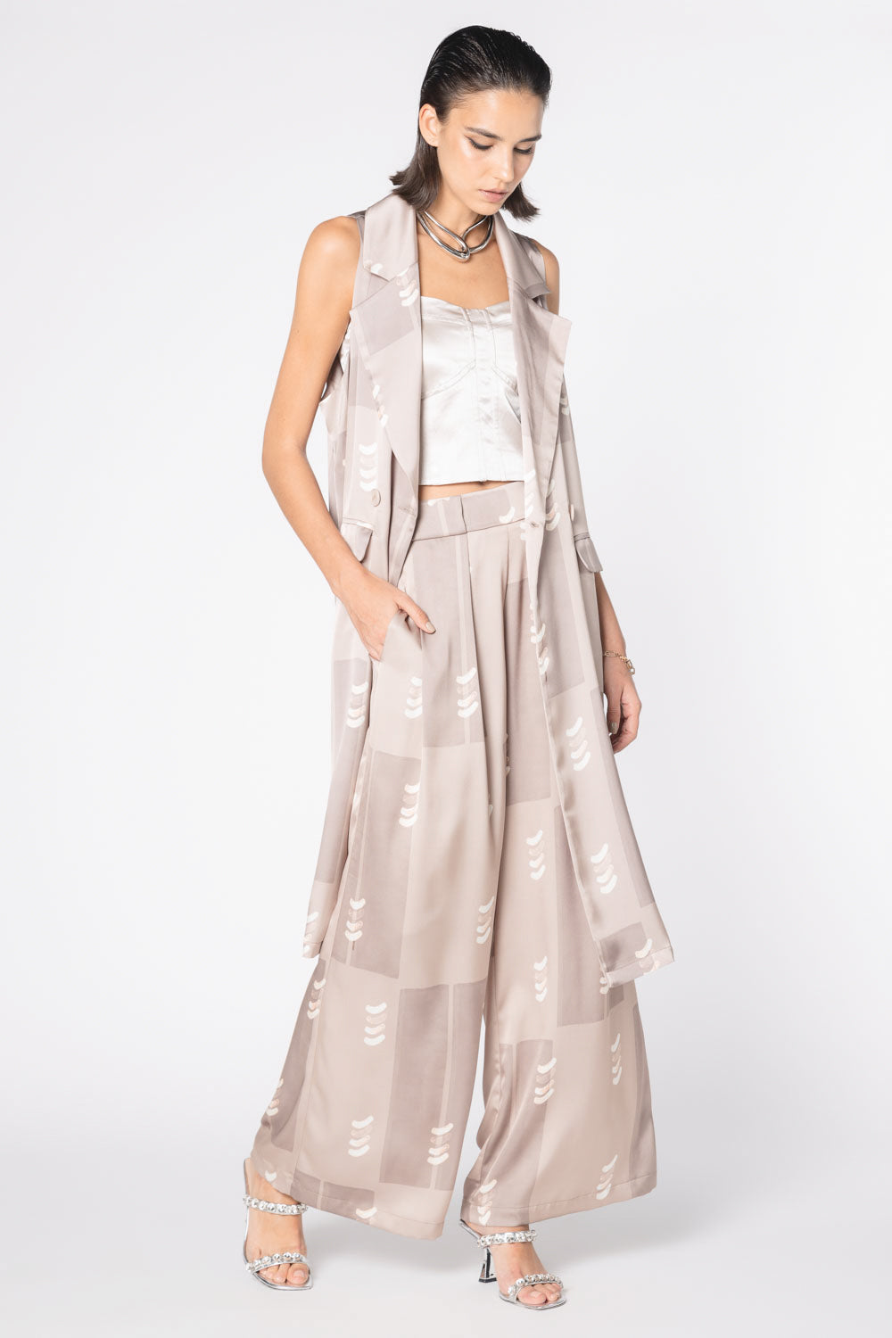 Tapado kimono Aisse de la marca FV-2025-903, con diseño elegante en tela ligera y detalles modernos.