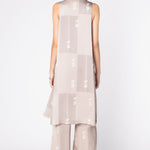 Tapado kimono Aisse de la marca FV-2025-903, con diseño elegante y tela suave, en color neutro, mostrado en la imagen.