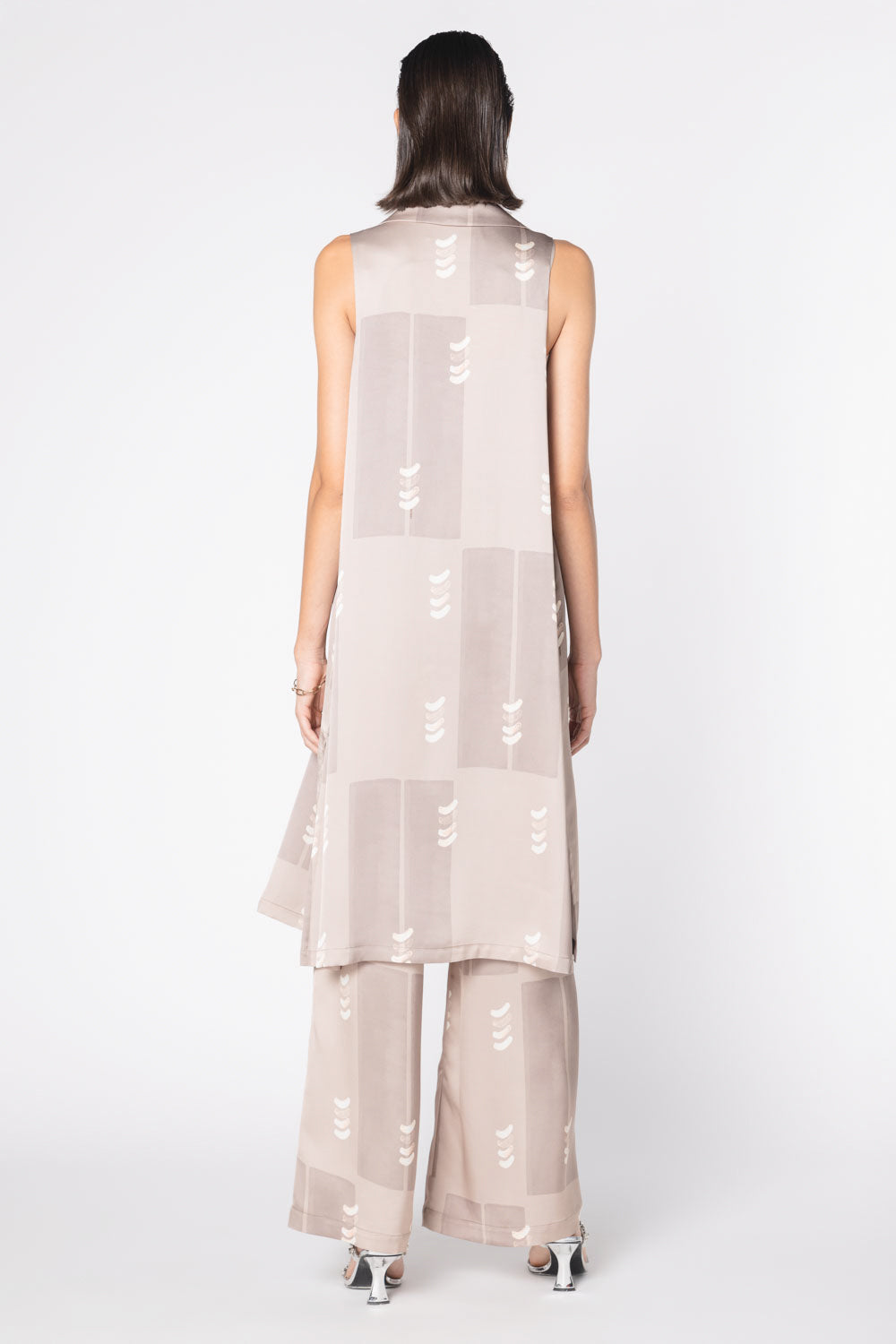 Tapado kimono Aisse de la marca FV-2025-903, con diseño elegante y tela suave, en color neutro, mostrado en la imagen.