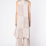 Tapado kimono Aisse de la marca FV-2025-903, con diseño elegante y tela suave, en color neutro, mostrado en la imagen.